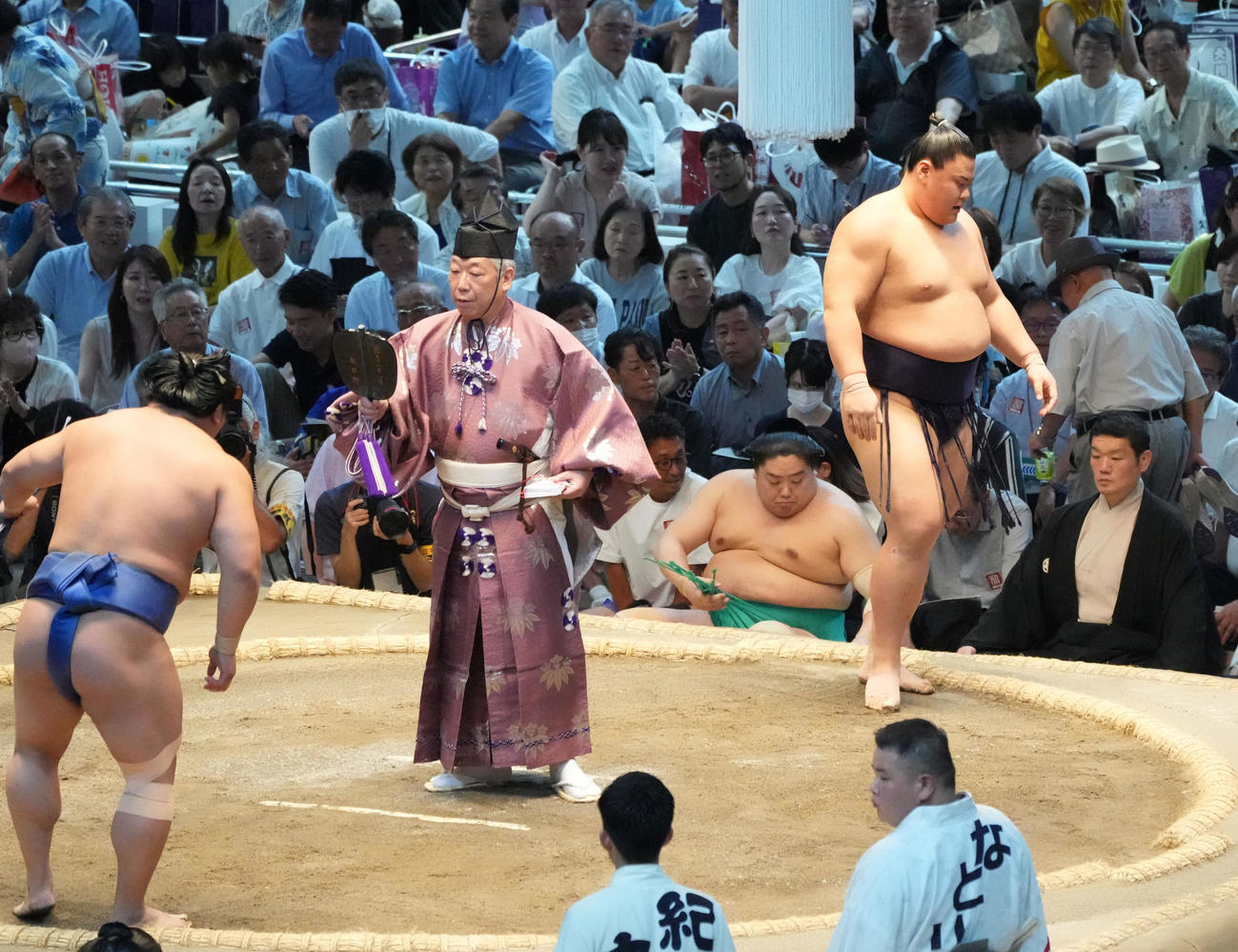 草野（右）は若隆景に寄り倒しで敗れる（撮影・森本幸一）