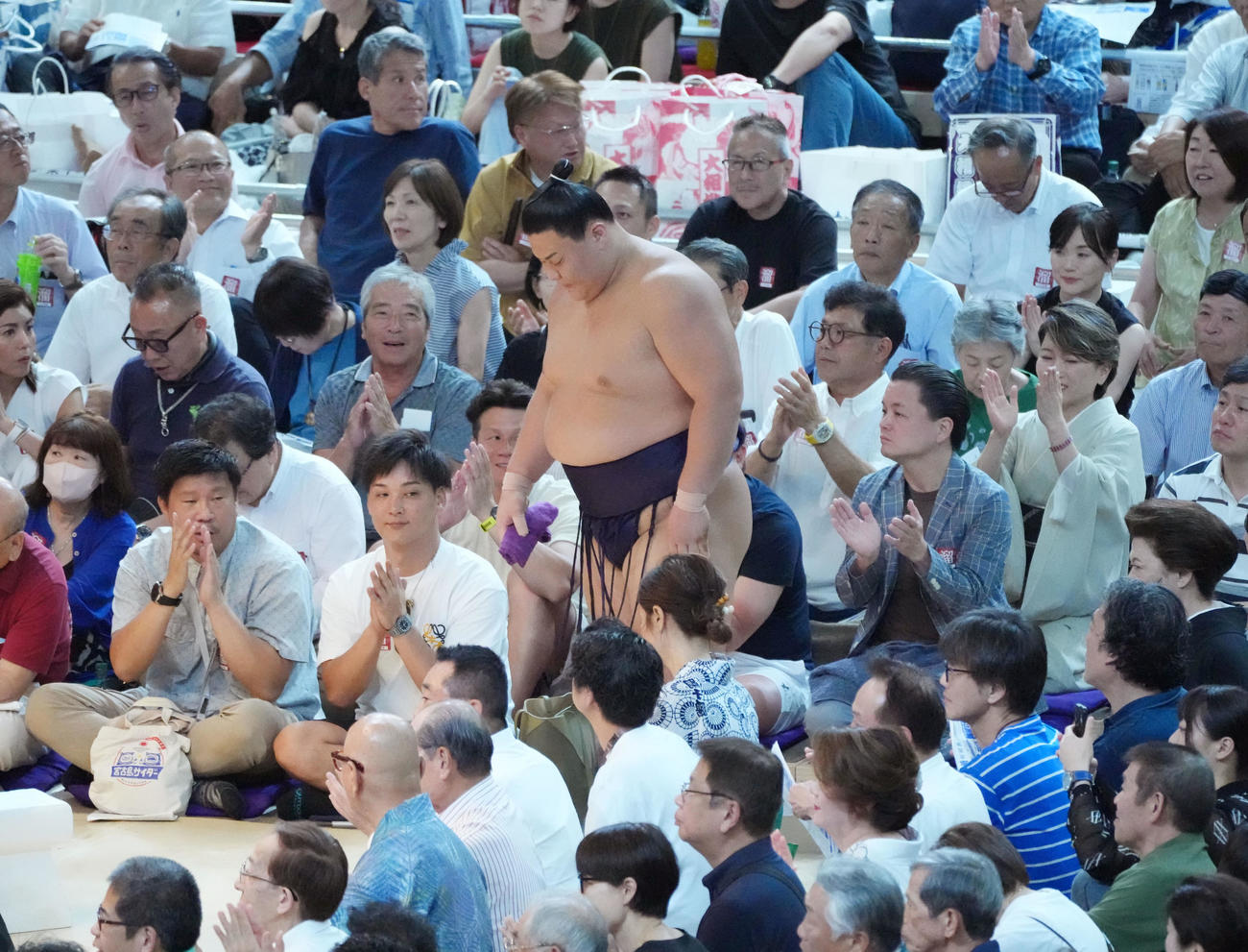草野は若隆景に寄り倒しで敗れ花道を引き揚げる（撮影・森本幸一）