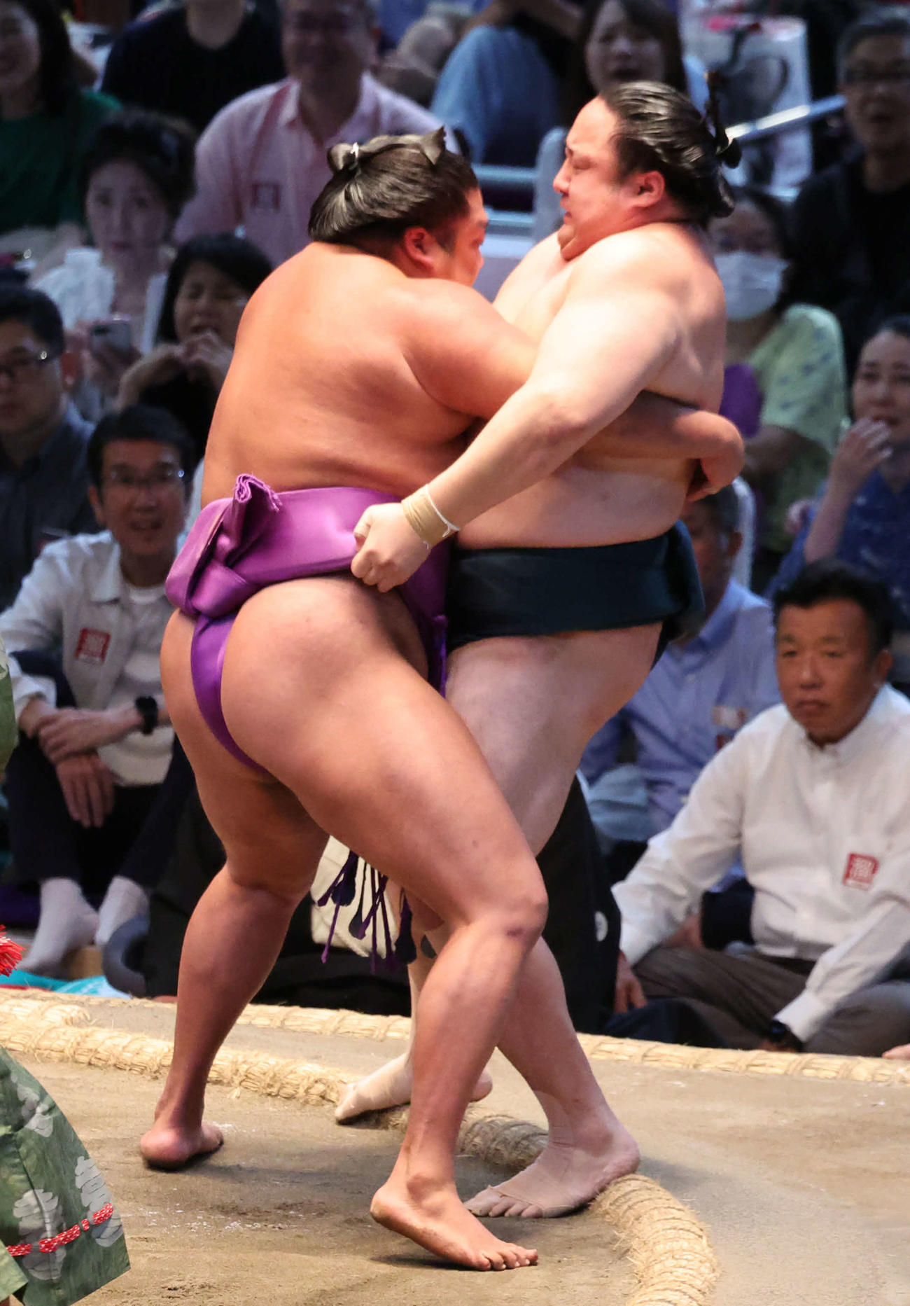 25年7月18日　尊富士（左）は佐田の海を寄り切りで下す（撮影・西尾就之）