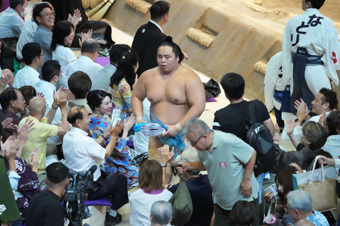 琴勝峰は大の里を破り懸賞を手に花道を引き揚げる（撮影・森本幸一）