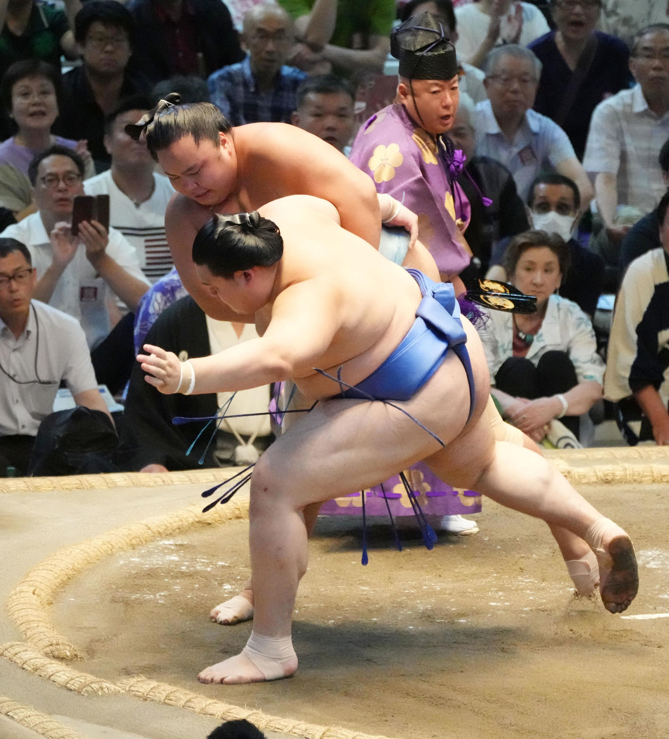 琴勝峰（奥）は大の里に投げを放つ（撮影・森本幸一）