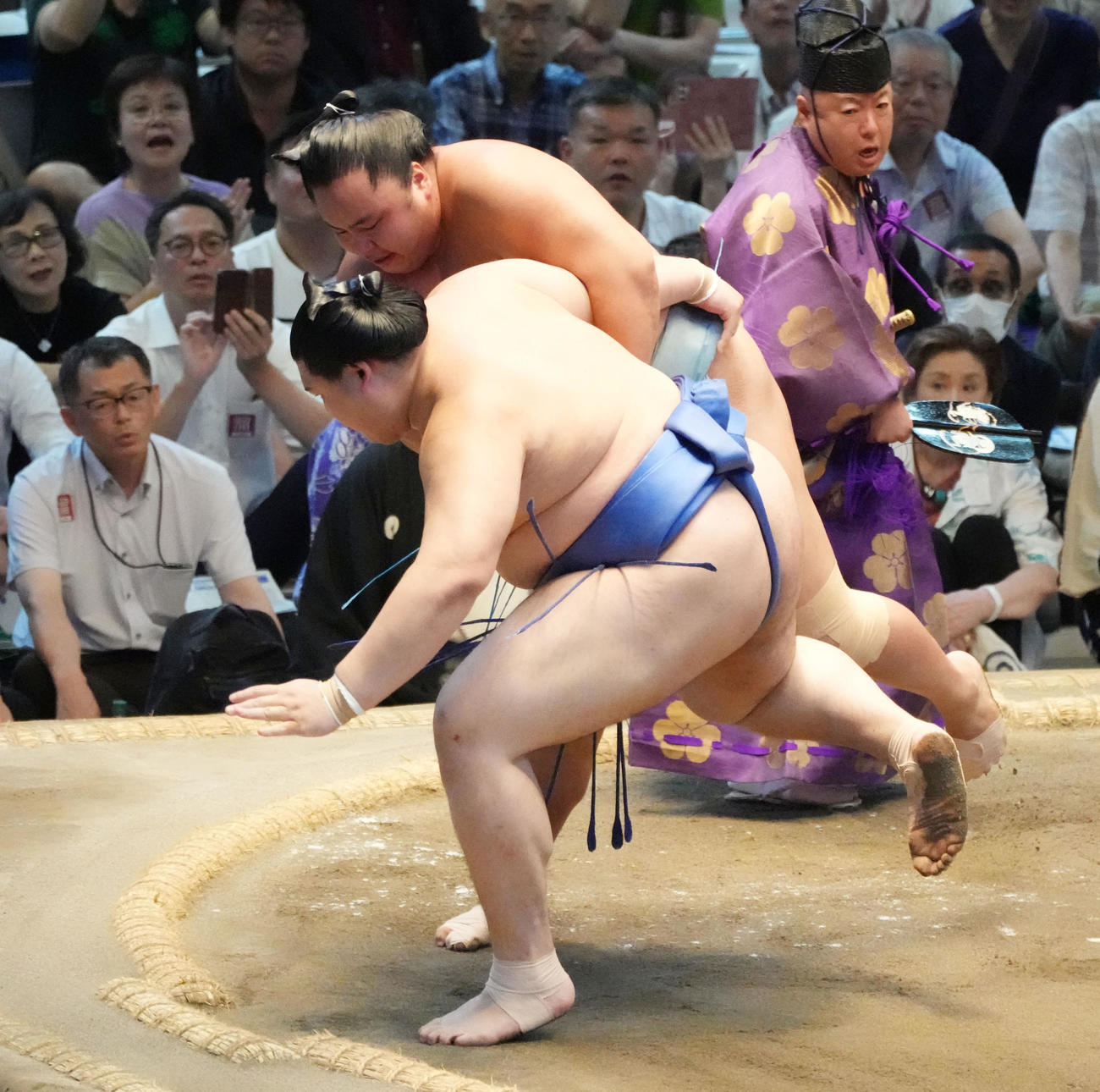 琴勝峰（奥）は大の里に投げを放つ（撮影・森本幸一）