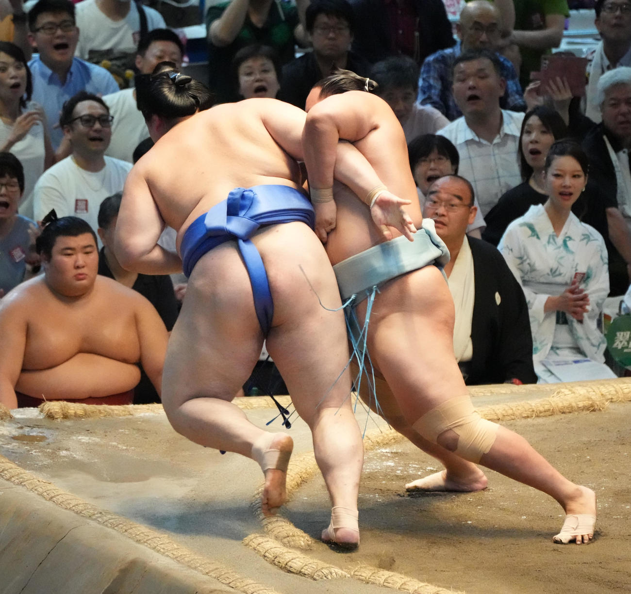 琴勝峰（右）は大の里を上手投げで破る（撮影・森本幸一）