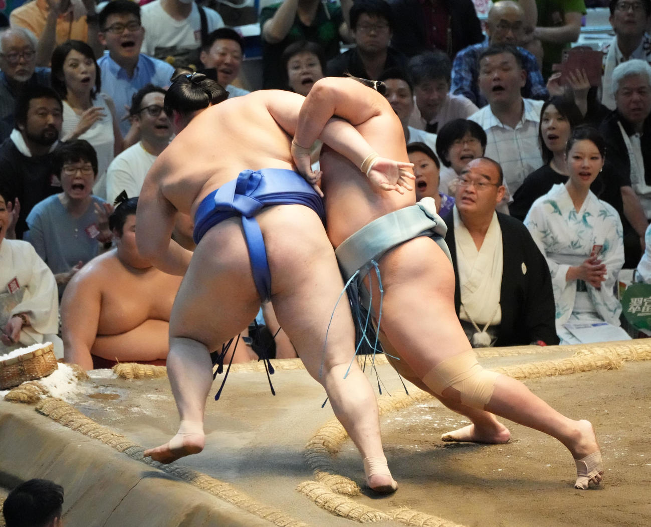 琴勝峰（右）は大の里を上手投げで破る（撮影・森本幸一）