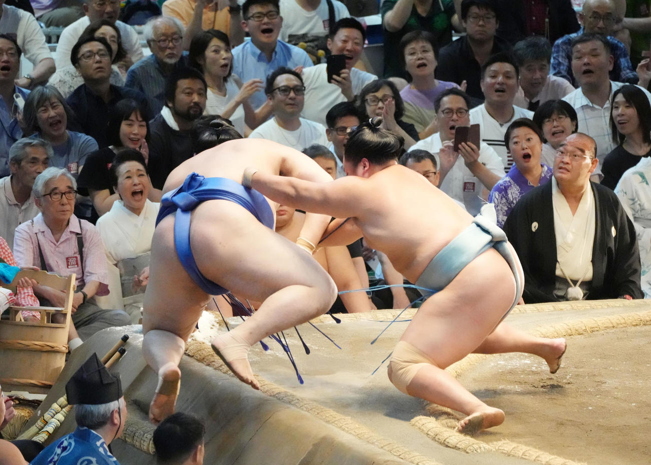 琴勝峰（右）は大の里を上手投げで破る（撮影・森本幸一）