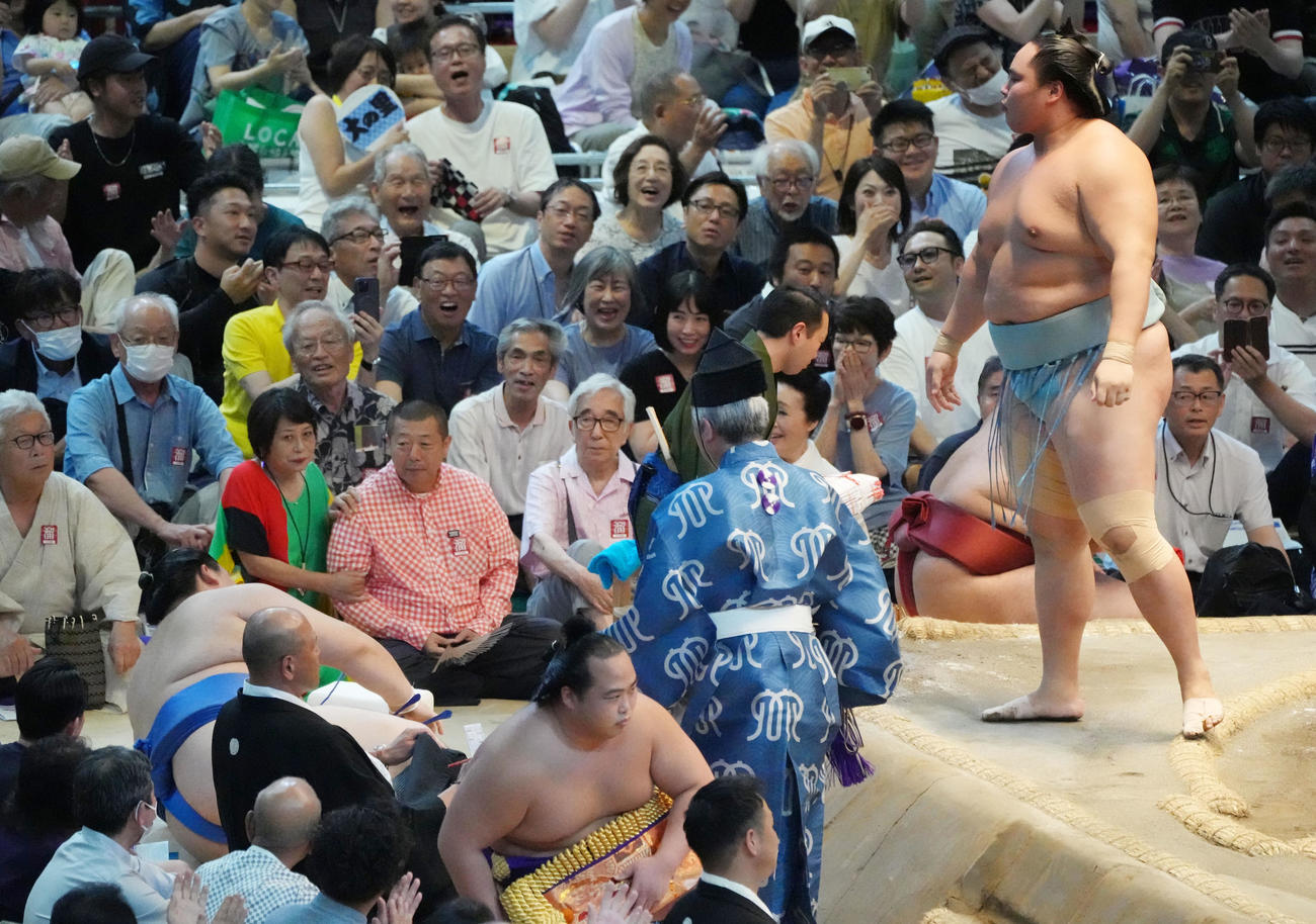 琴勝峰（右）は大の里を上手投げで破る（撮影・森本幸一）