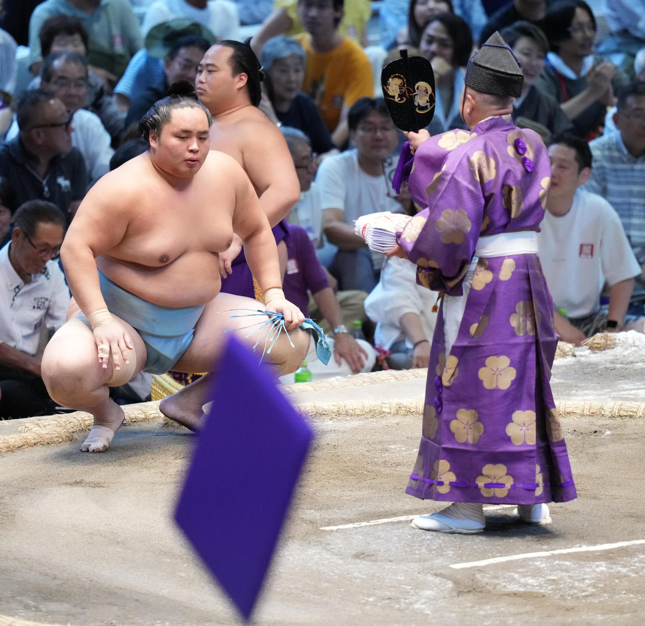 大の里から金星を奪った琴勝峰は館内を座布団が舞うなか勝ち名乗りを受ける（撮影・小沢裕）