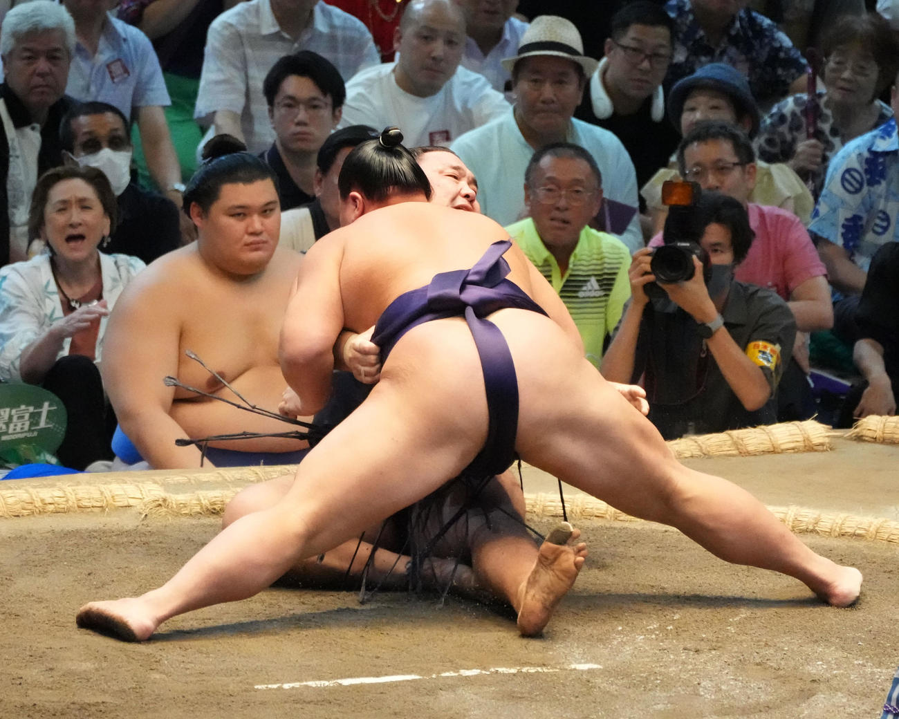 草野（手前）は霧島を外掛けで破る（撮影・森本幸一）