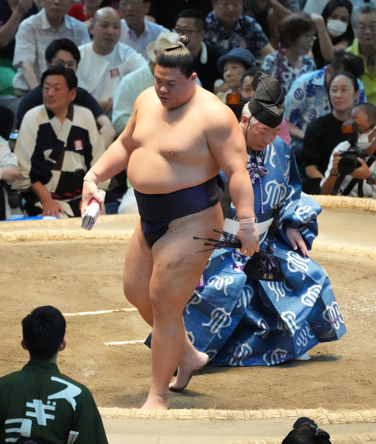 懸賞を手に土俵を降りる草野（撮影・森本幸一）
