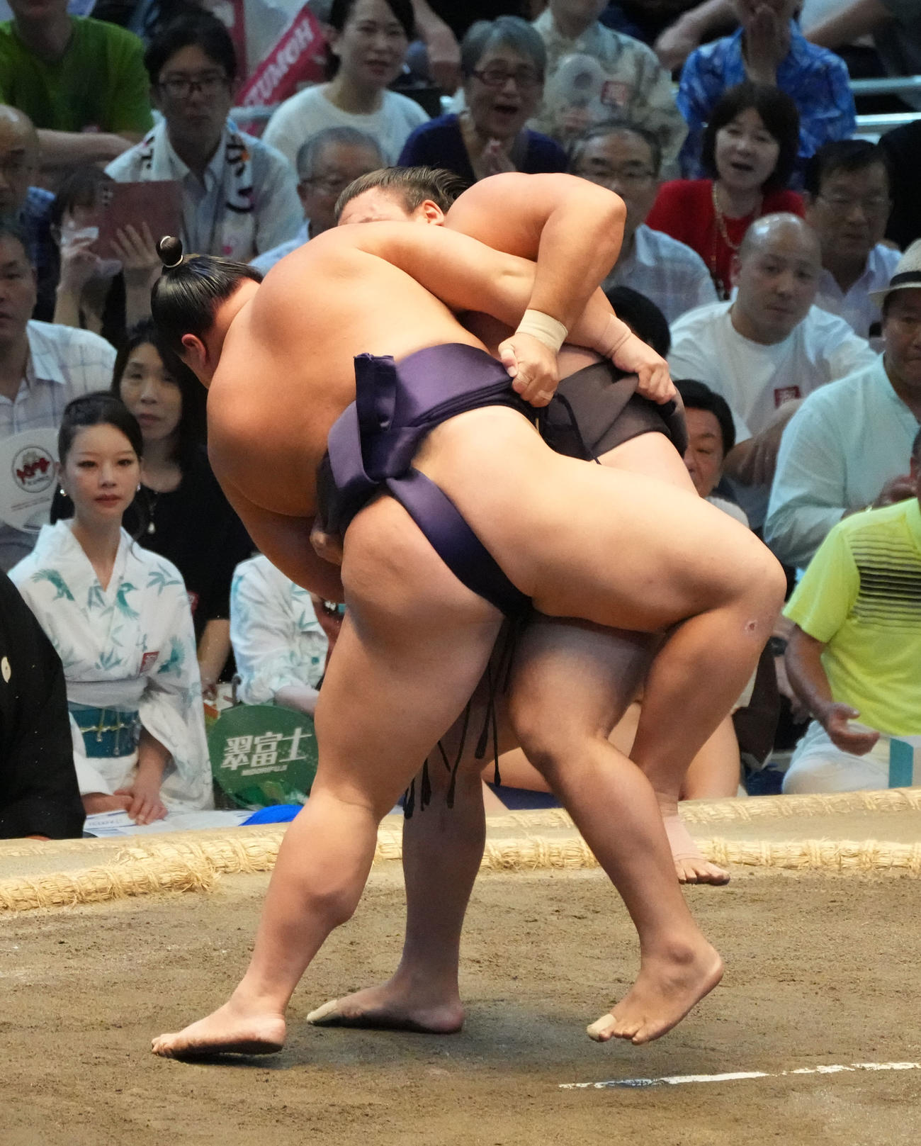 草野（左）は霧島を外掛けで破る（撮影・森本幸一）