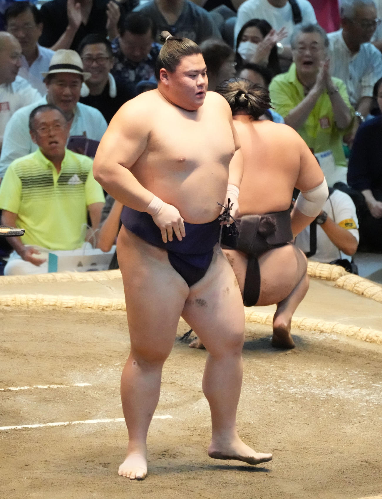 草野（左）は霧島を外掛けで破る（撮影・森本幸一）