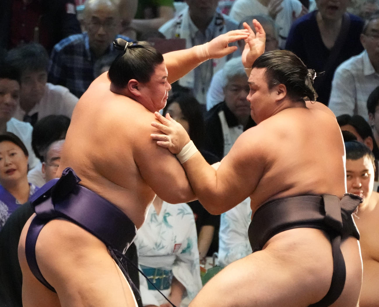 草野（左）は霧島を攻める（撮影・森本幸一）