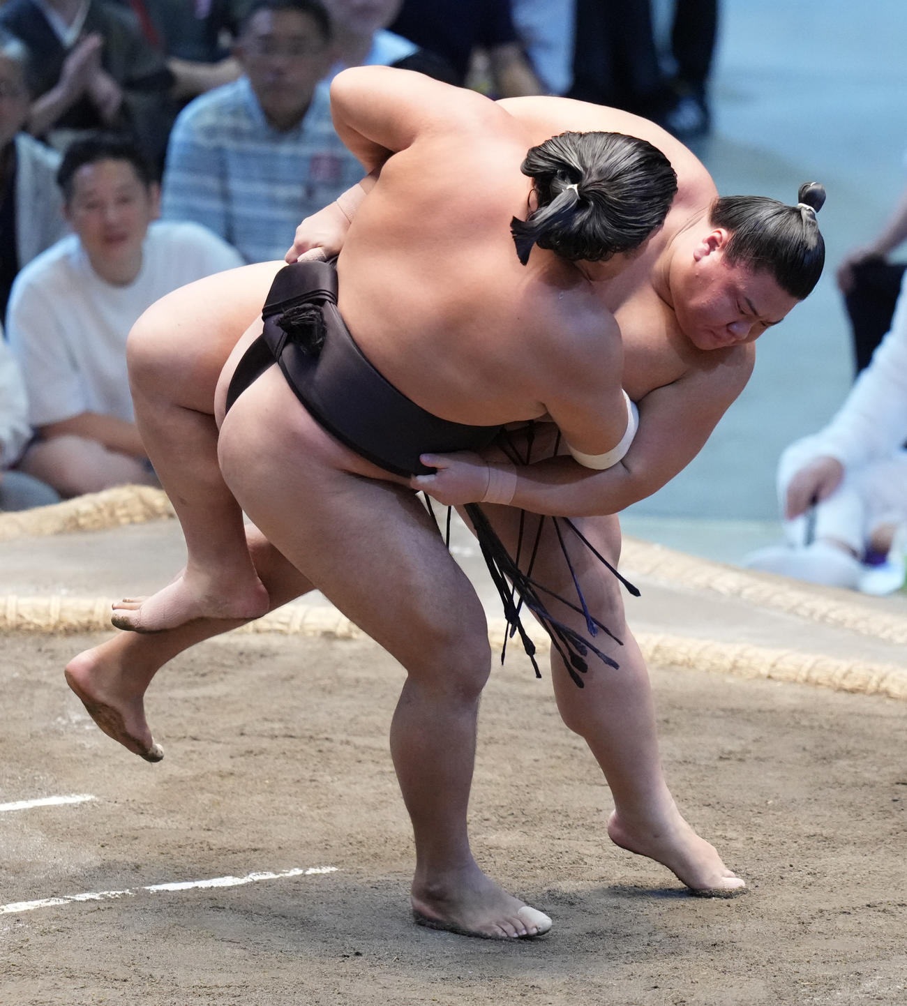 草野（右）は霧島を外掛けで破る（撮影・小沢裕）