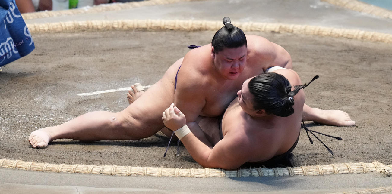 草野（上）は霧島を外掛けで破る（撮影・小沢裕）