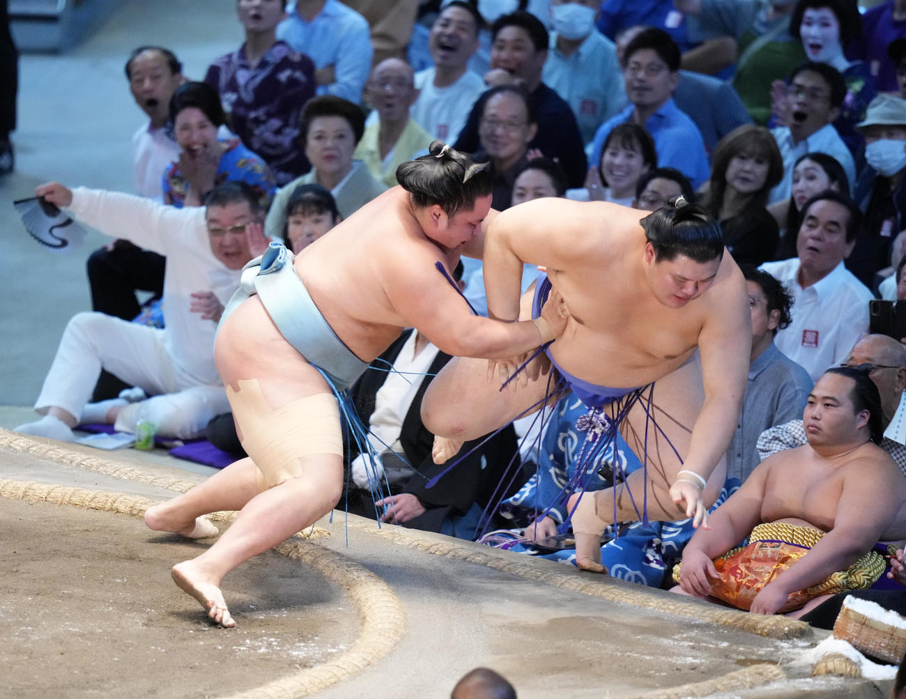 琴勝峰（左）は大の里を上手投げで破る（撮影・小沢裕）