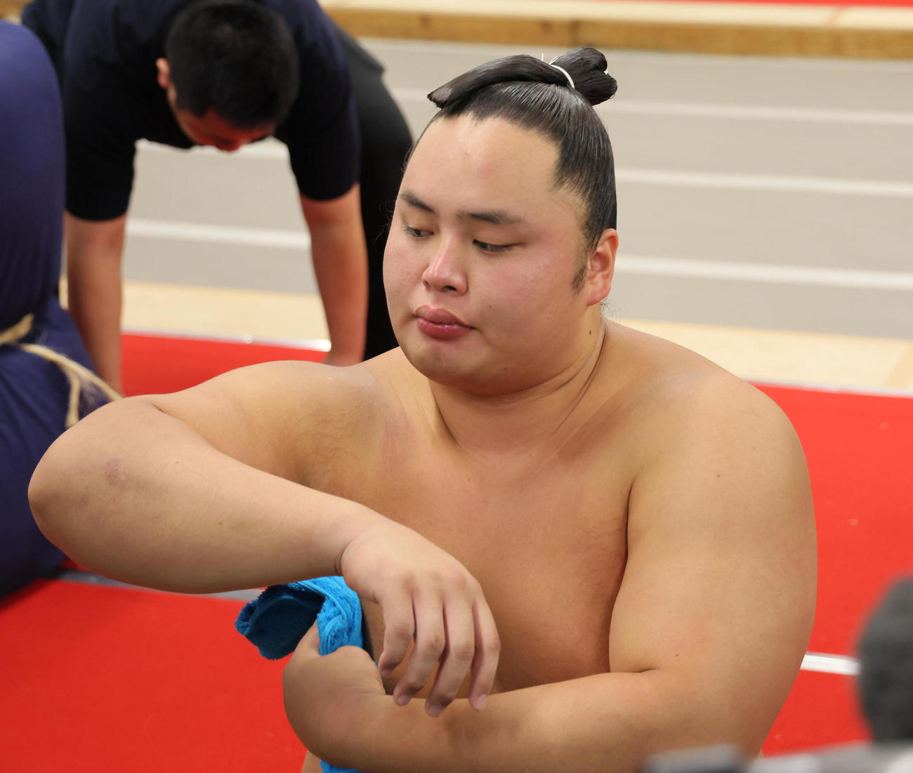 取材に応じる琴勝峰（代表撮影）