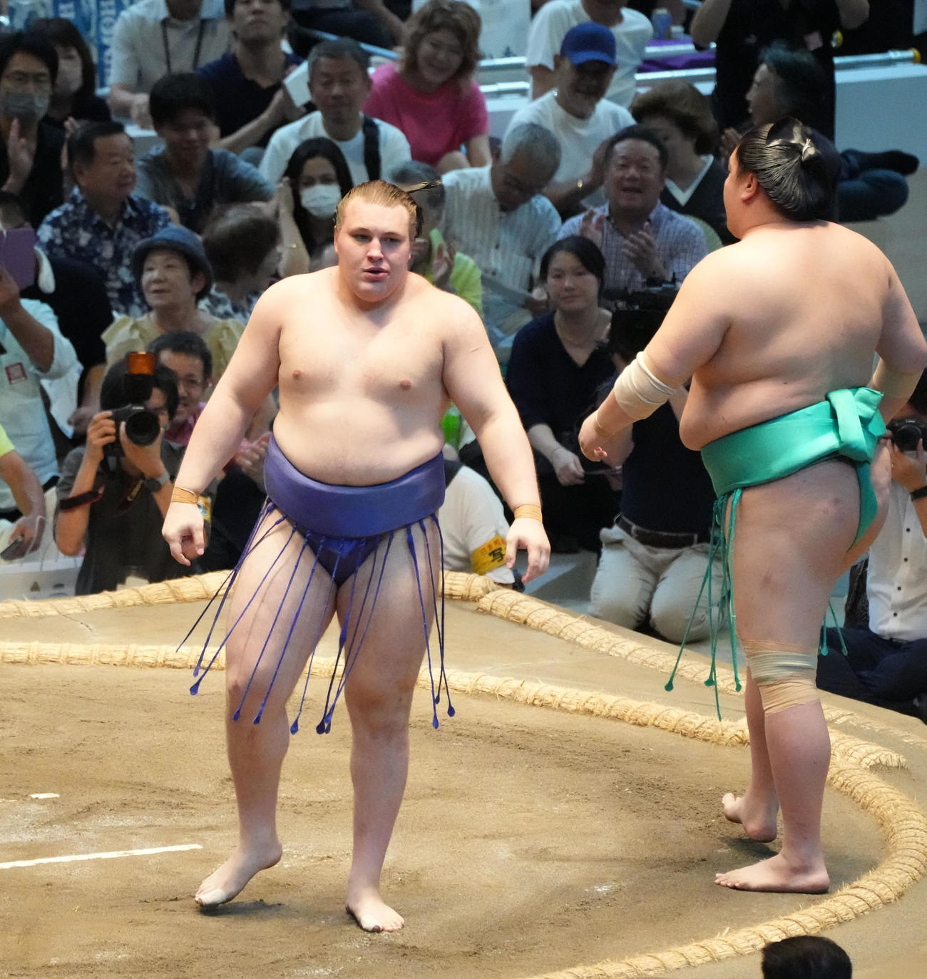 安青錦（左）は一山本を寄り切りで破る（撮影・森本幸一）