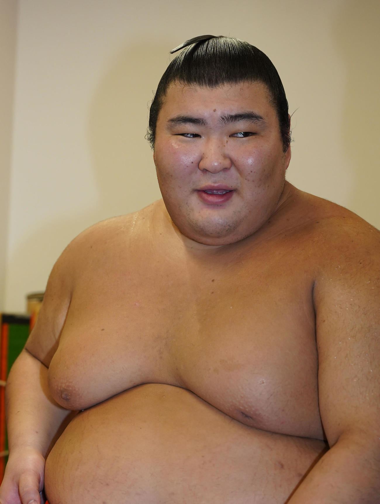 取材に応じる熱海富士（代表撮影）