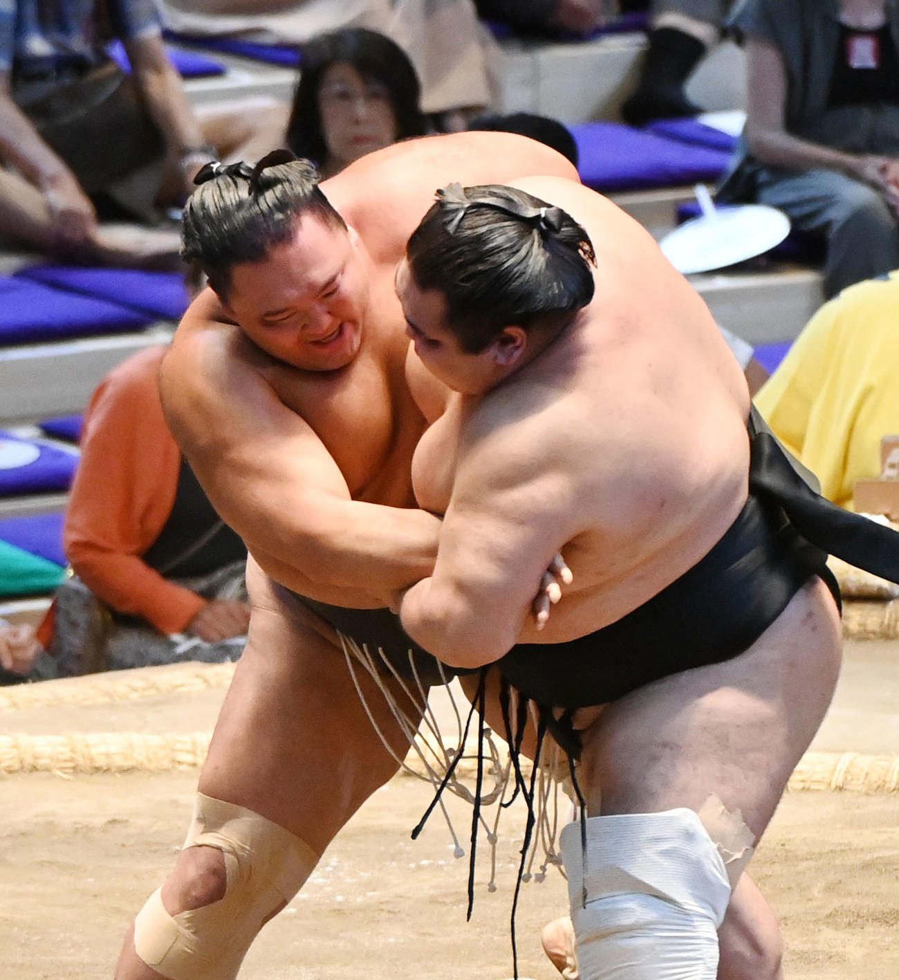 朝乃山（左）は大奄美を攻める（撮影・森本幸一）