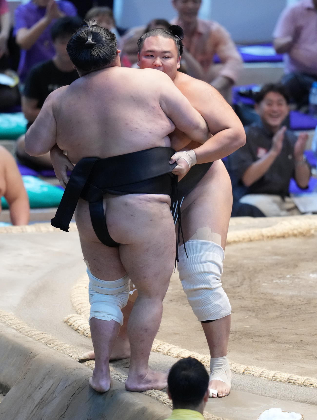 朝乃山（右）は大奄美を寄り切りで破る（撮影・小沢裕）