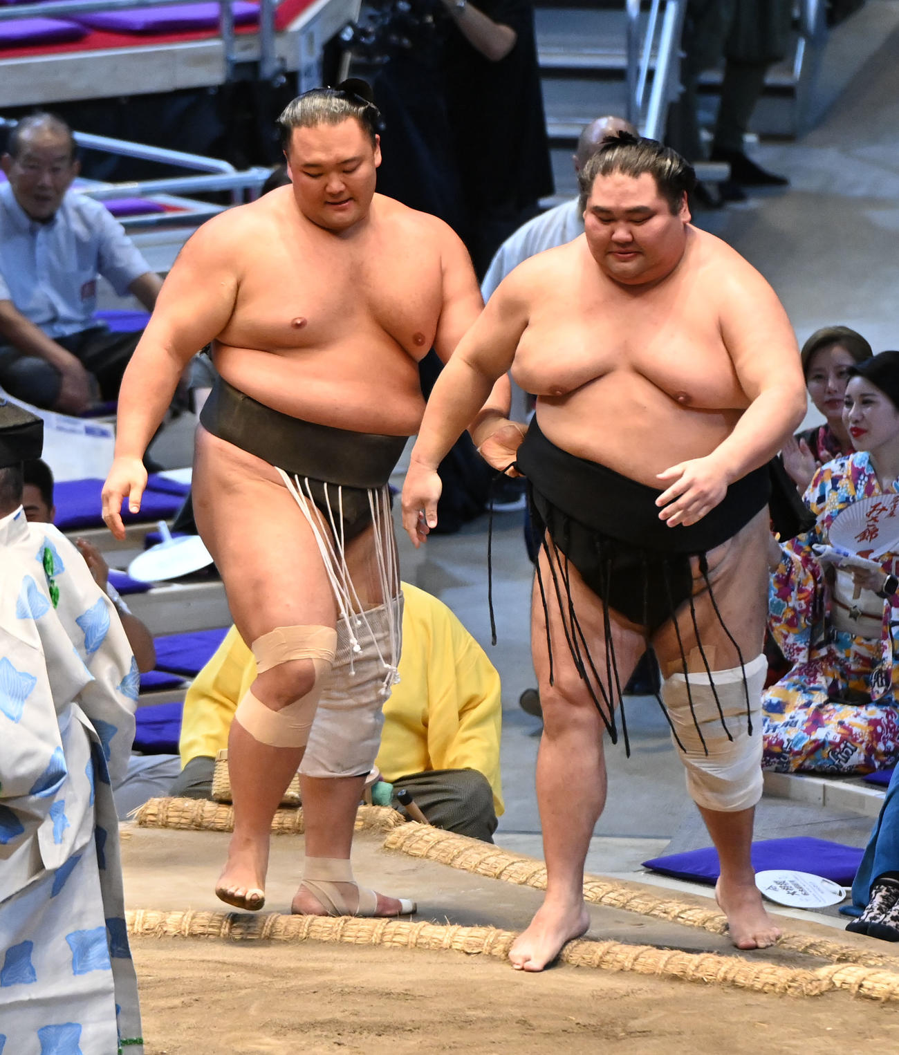 朝乃山（左）は大奄美を寄り切りで破る（撮影・森本幸一）