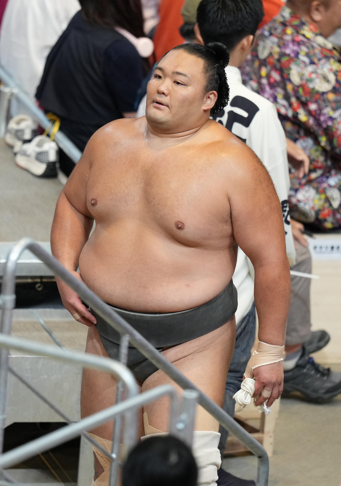 今場所最後の一番を終え花道を引き揚げる朝乃山（撮影・小沢裕）