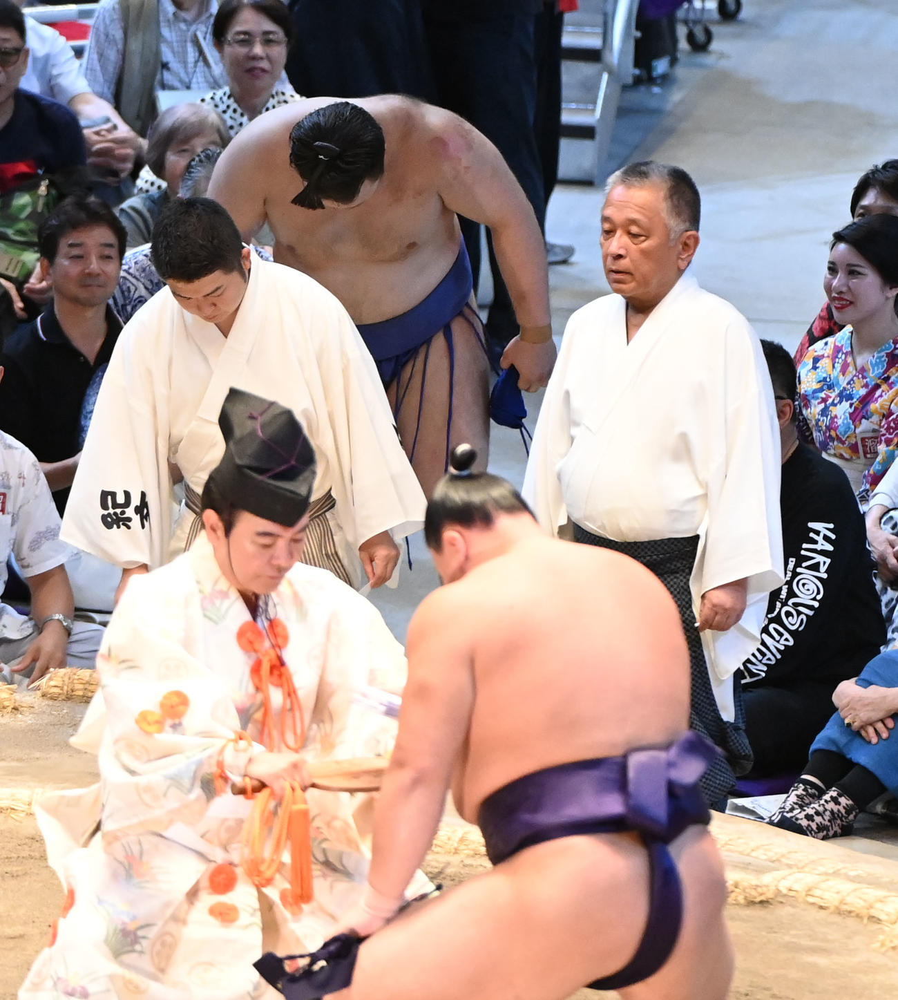 草野に敗れ土俵下で一礼する安青錦（撮影・森本幸一）