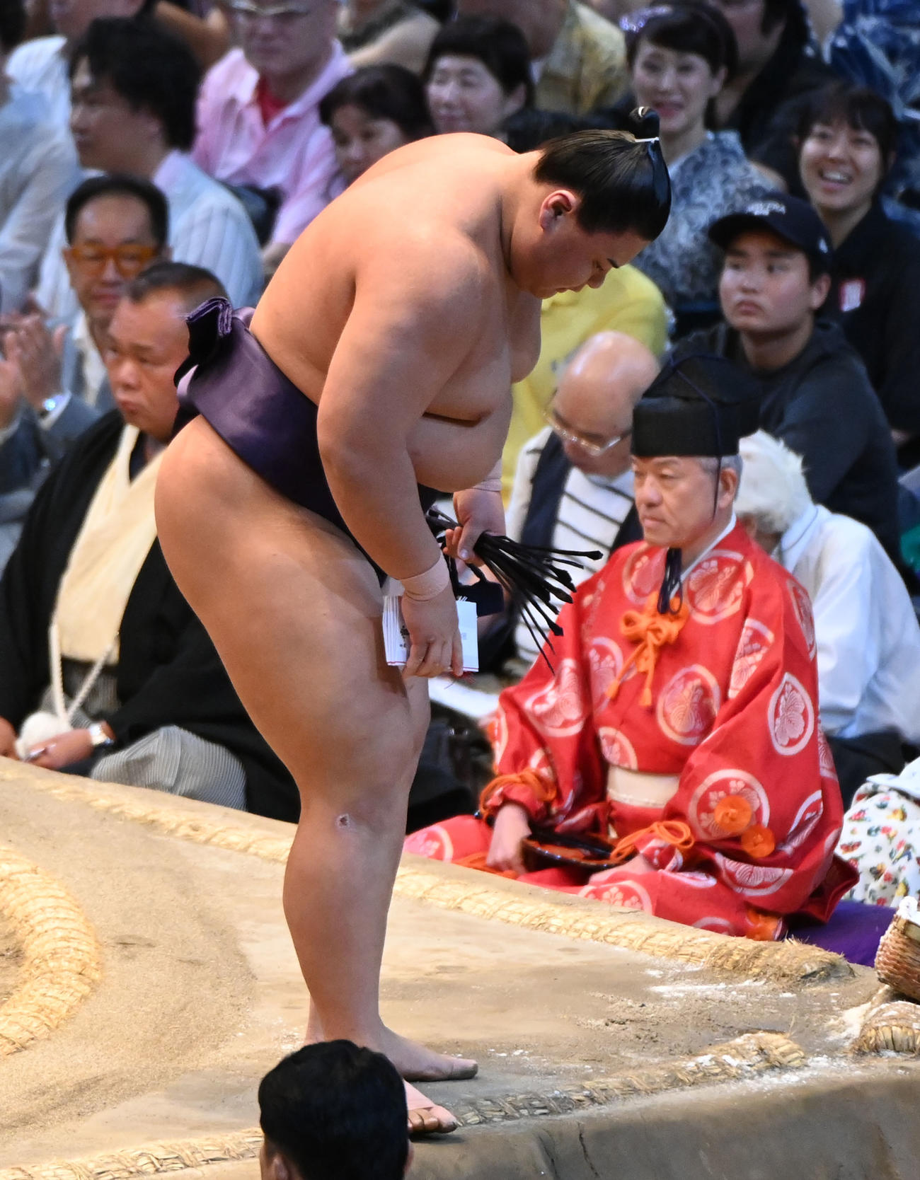 土俵を降りる際、足を気にする草野（撮影・森本幸一）
