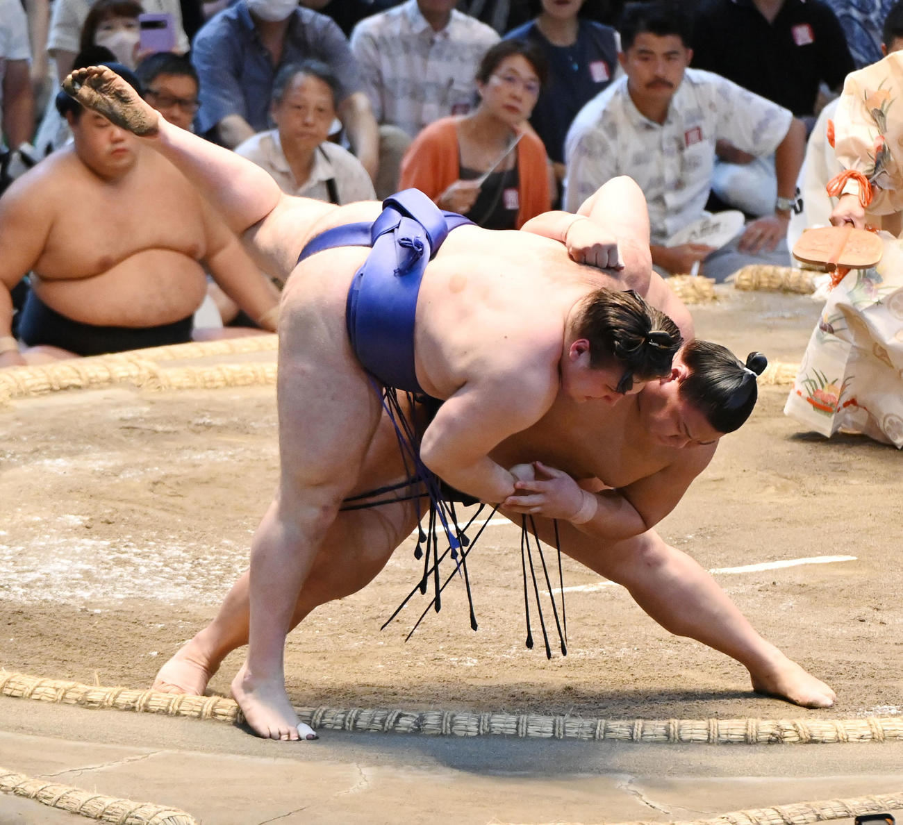 草野（右）は安青錦を寄り切りで破る（撮影・森本幸一）