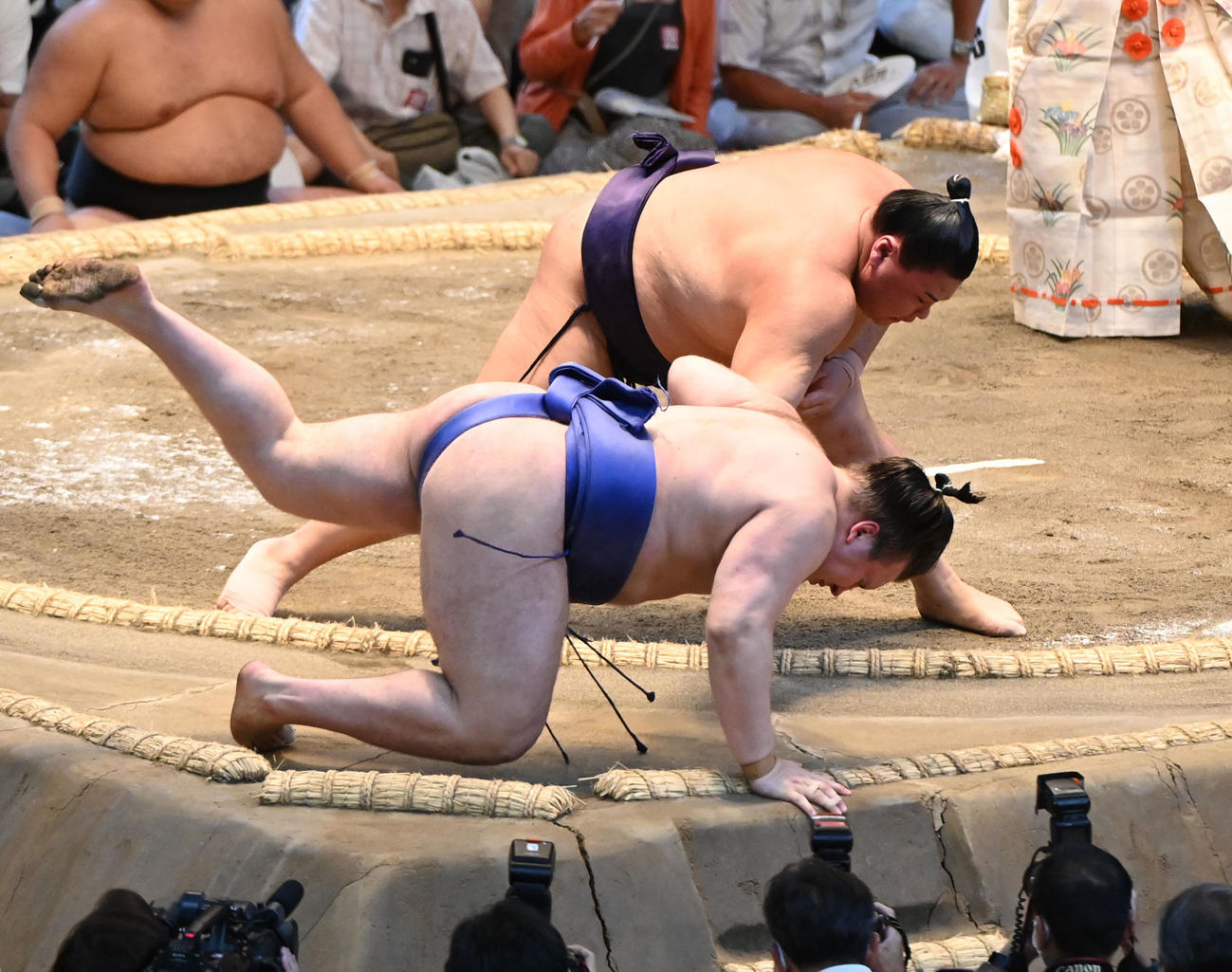 草野（右）は安青錦を寄り切りで破る（撮影・森本幸一）