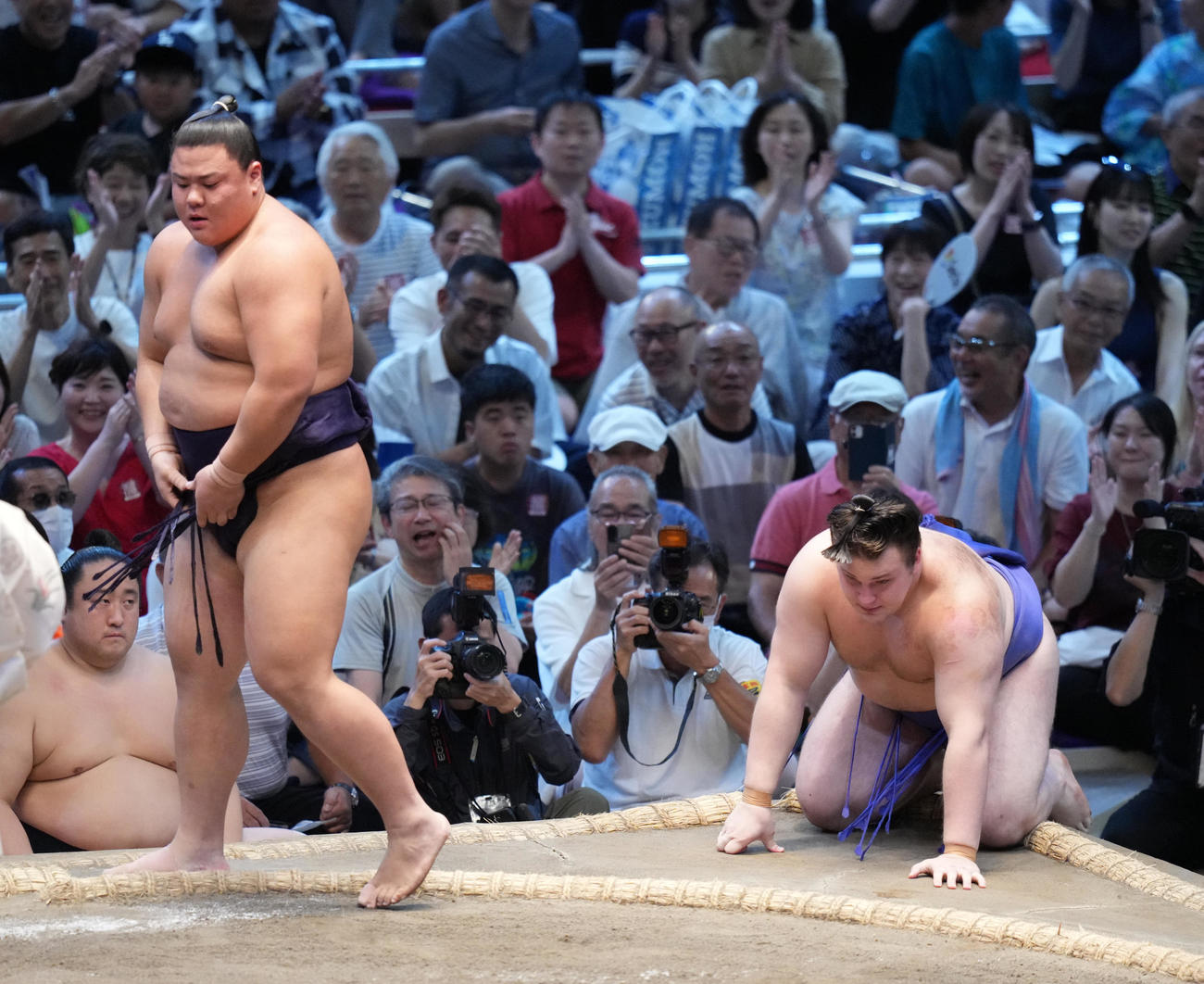 草野（左）は安青錦を寄り切りで破る（撮影・小沢裕）
