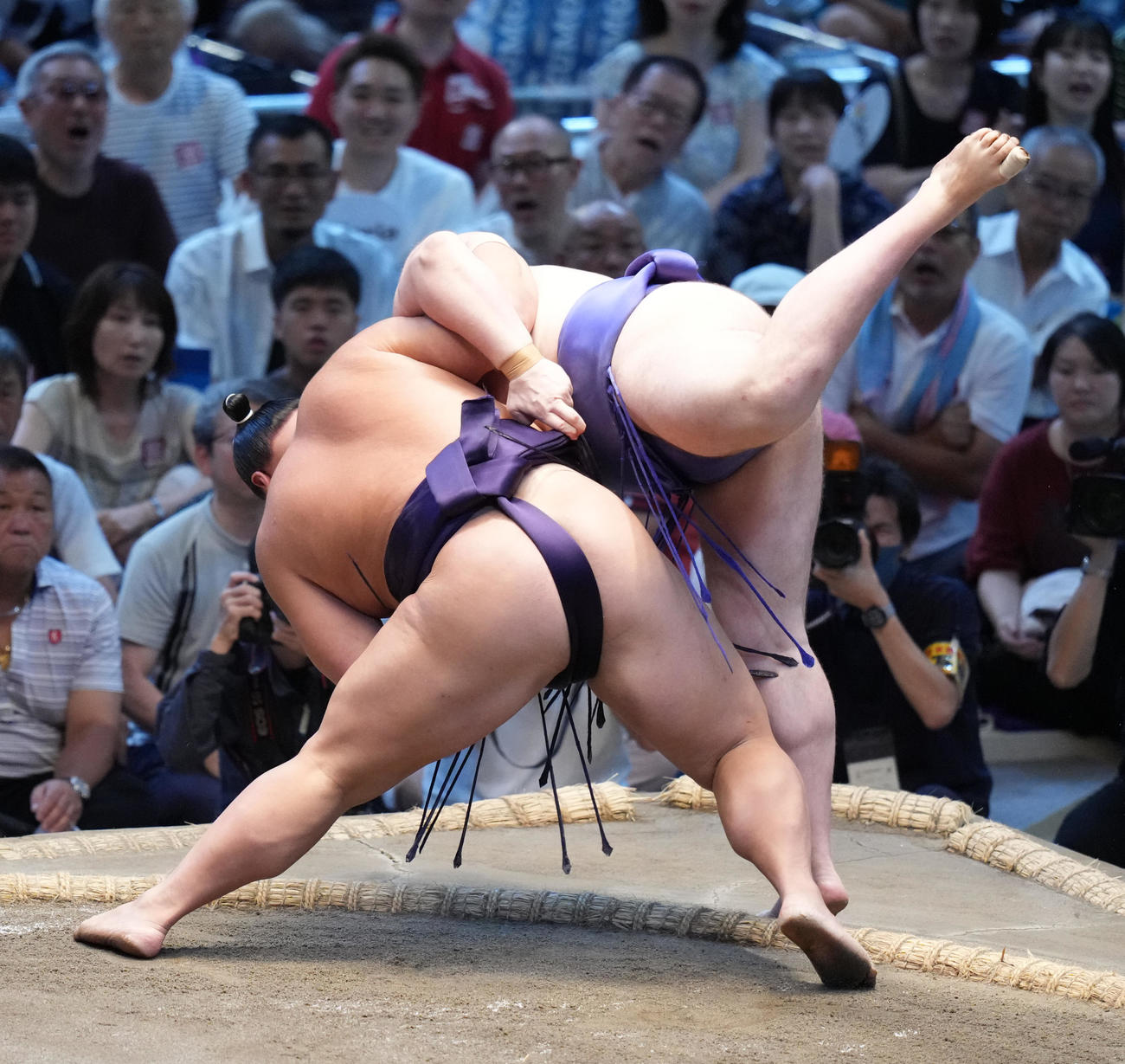 草野（左）は安青錦を寄り切りで破る（撮影・小沢裕）