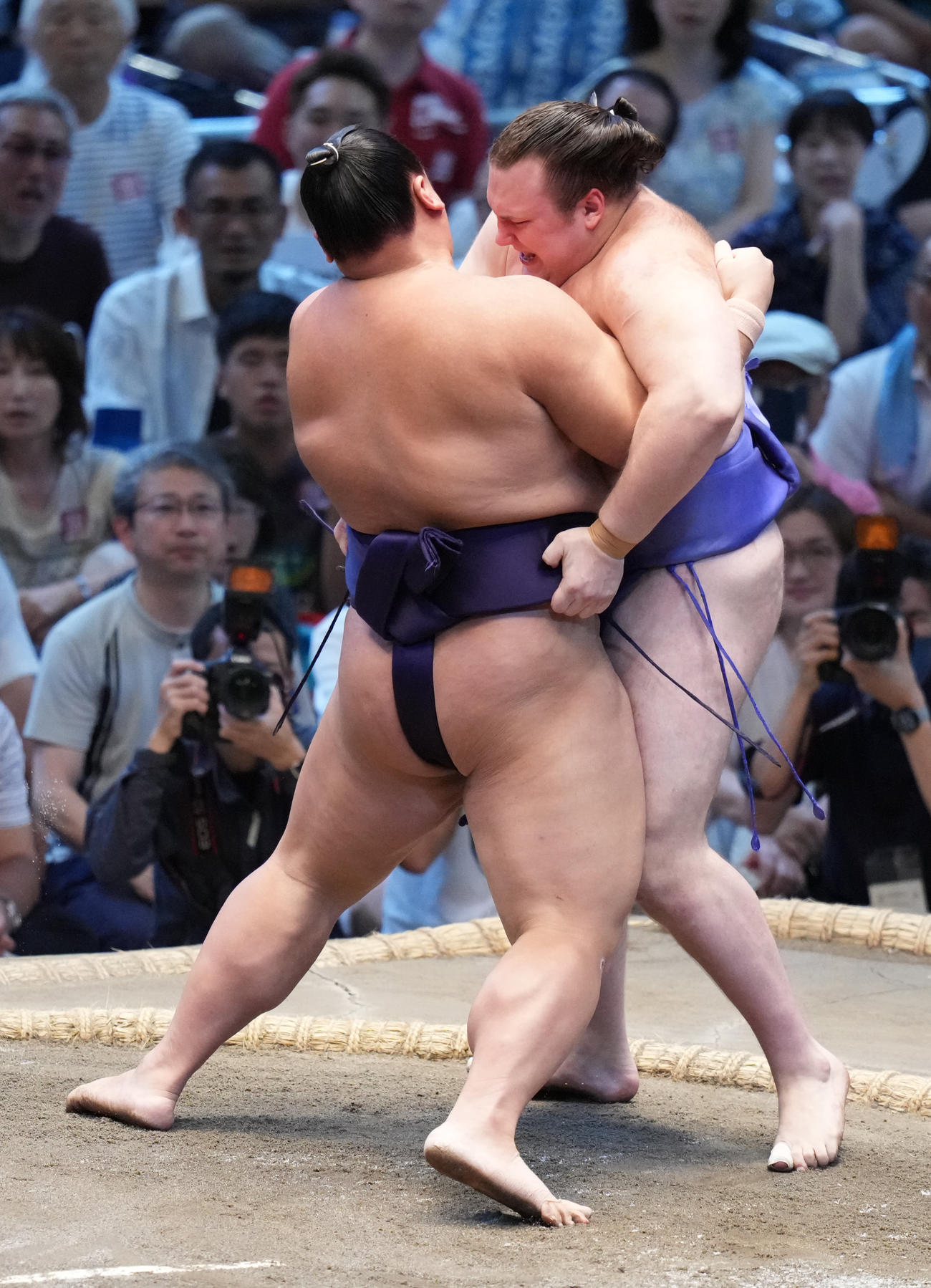 草野（左）は安青錦を寄り切りで破る（撮影・小沢裕）