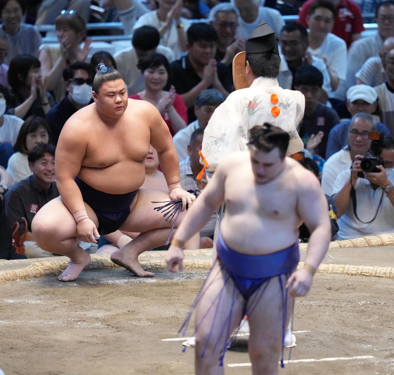 草野は安青錦（手前）を寄り切りで破る（撮影・小沢裕）