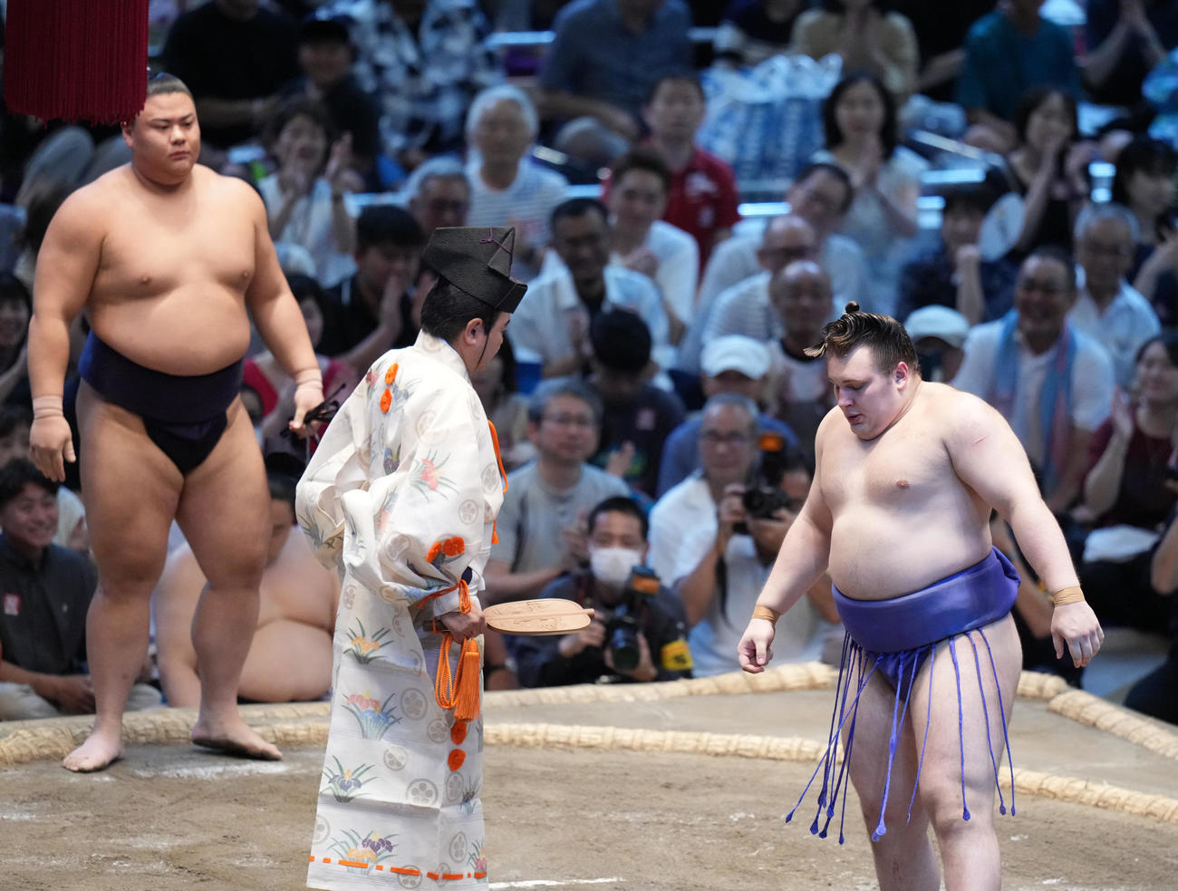 安青錦（手前右）は草野に寄り切りで敗れる（撮影・小沢裕）