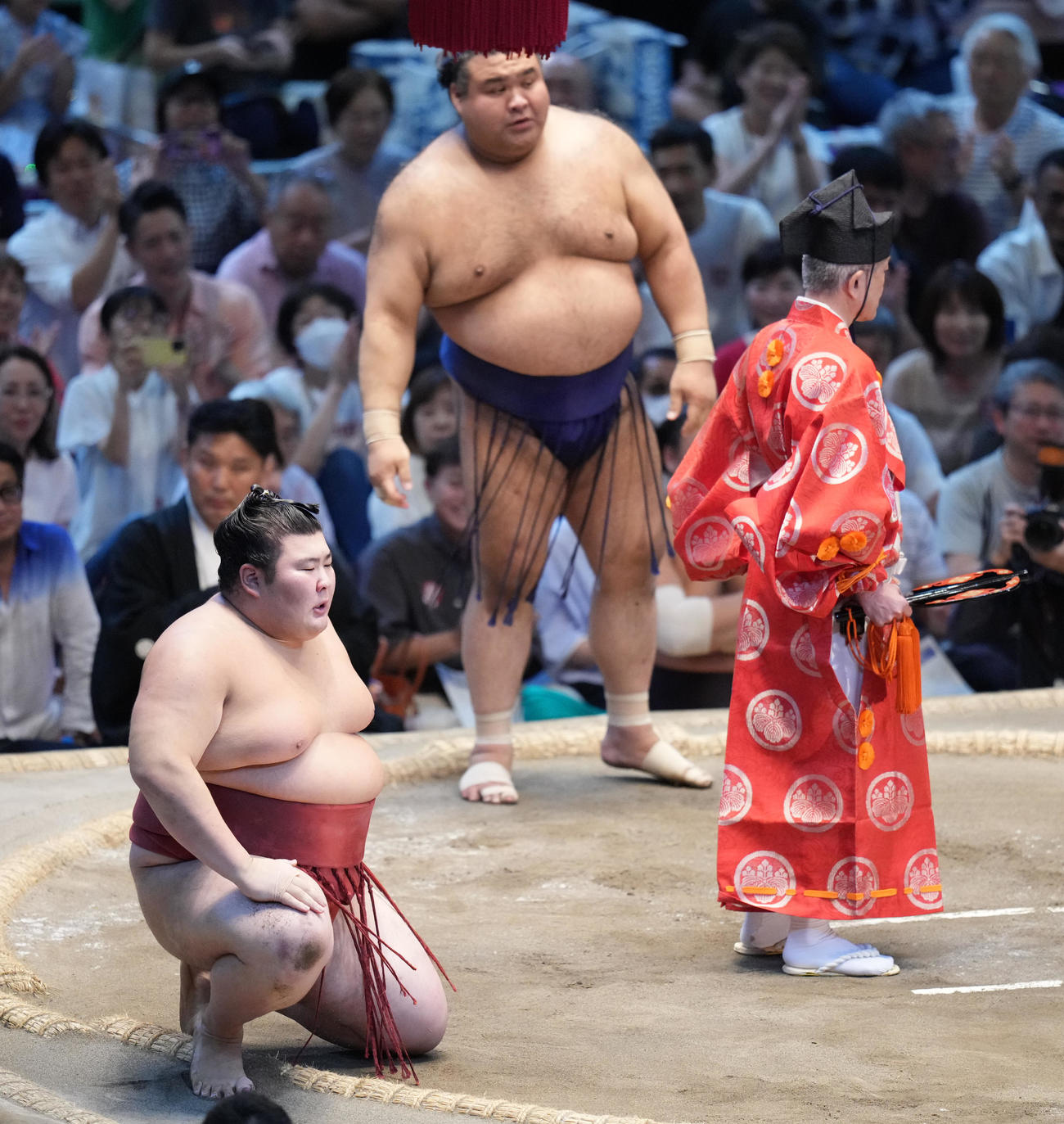 熱海富士（左）は高安に下手投げで敗れる（撮影・小沢裕）