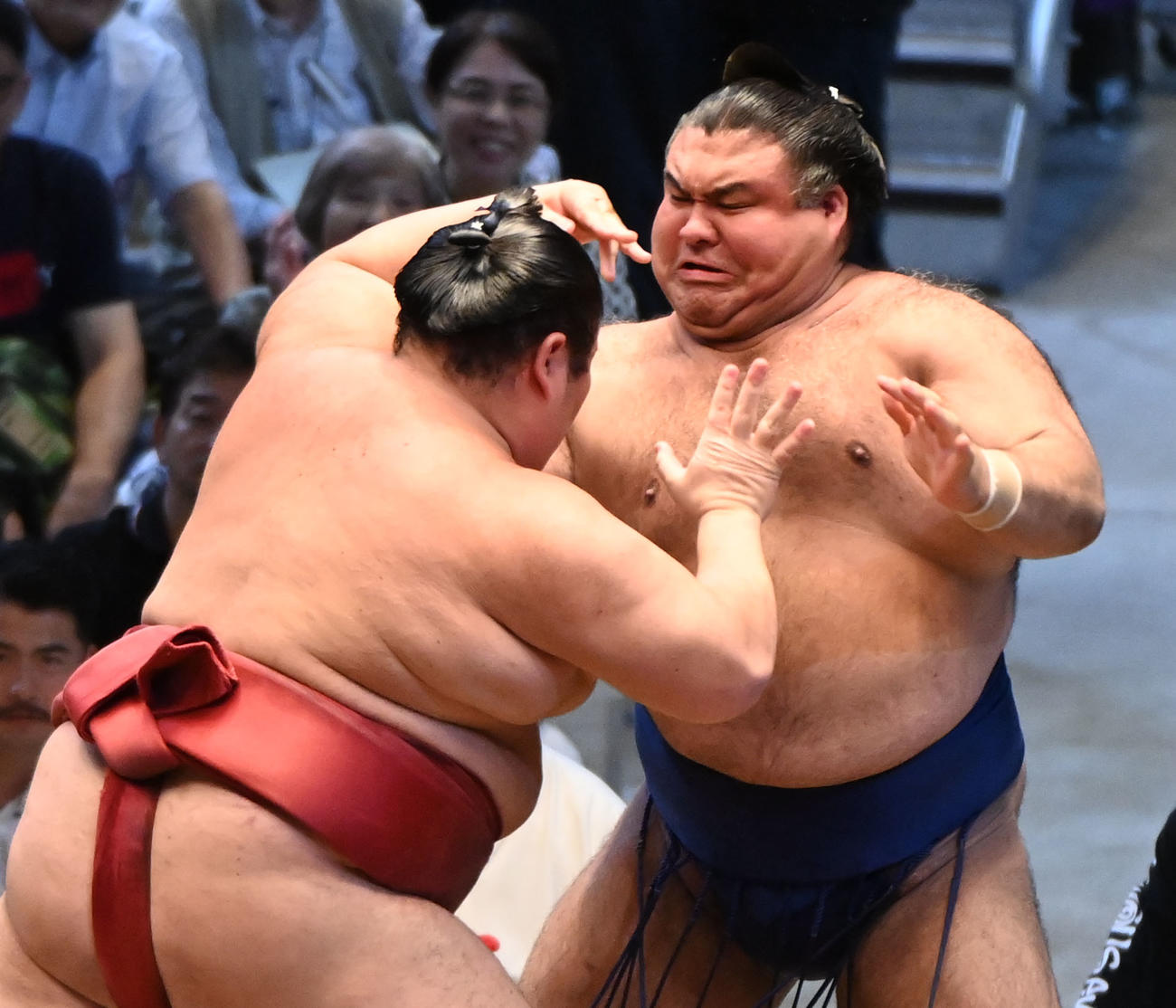 高安（右）は熱海富士を攻める（撮影・森本幸一）