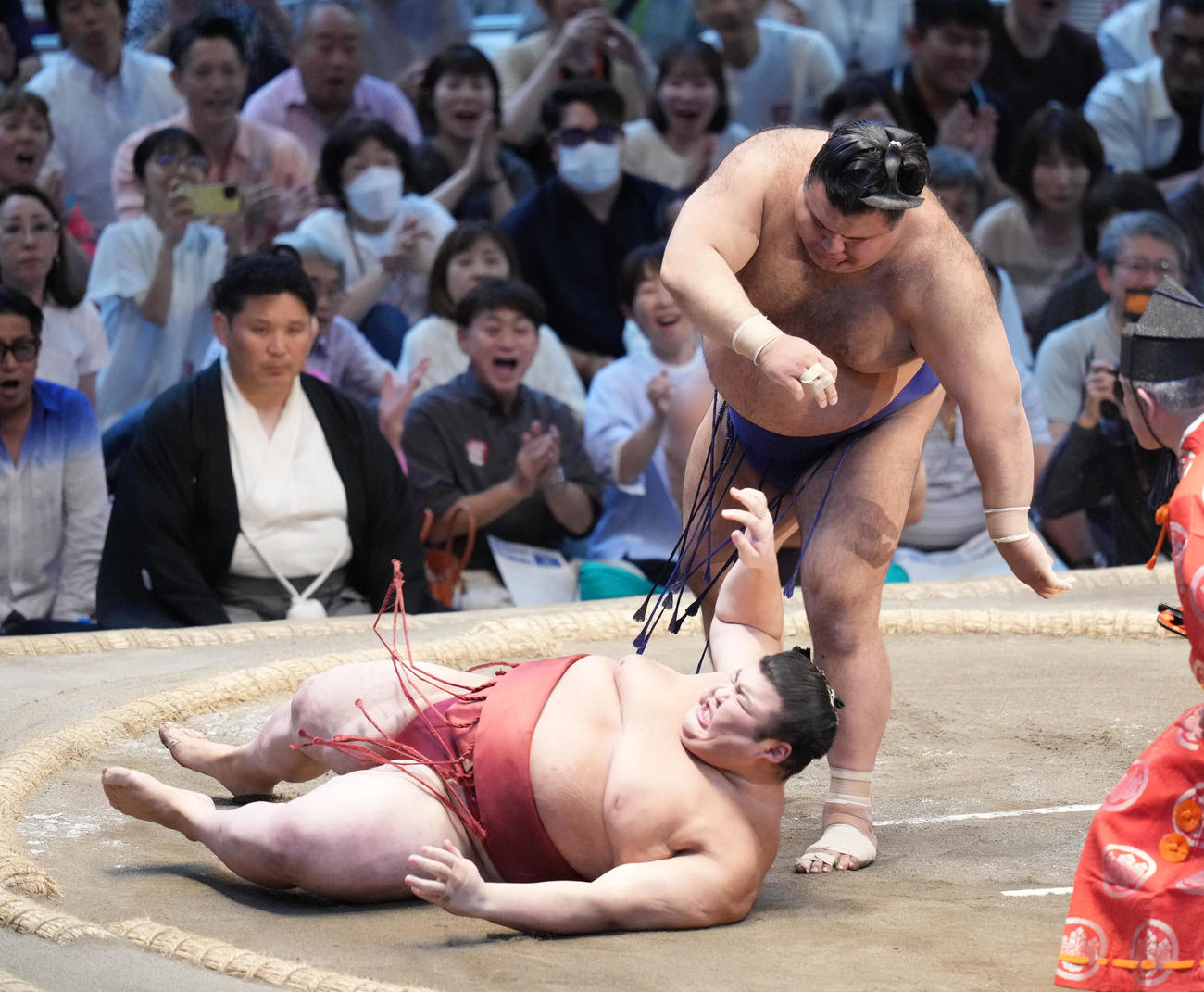熱海富士（下）は高安に下手投げで敗れる（撮影・小沢裕）