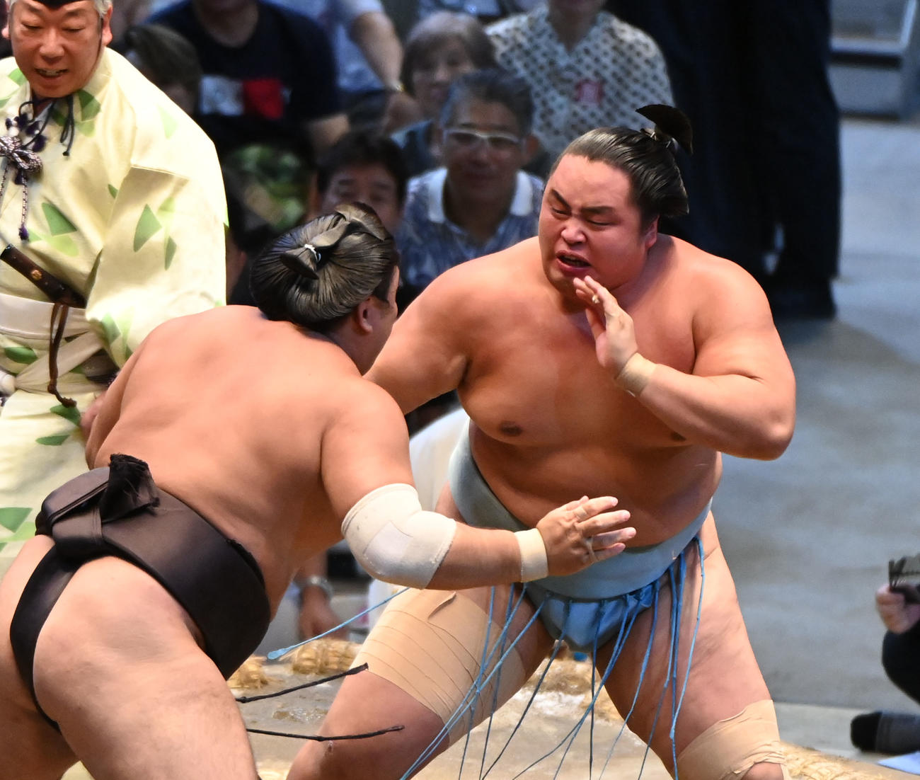 琴勝峰（右）は霧島を攻める（撮影・森本幸一）
