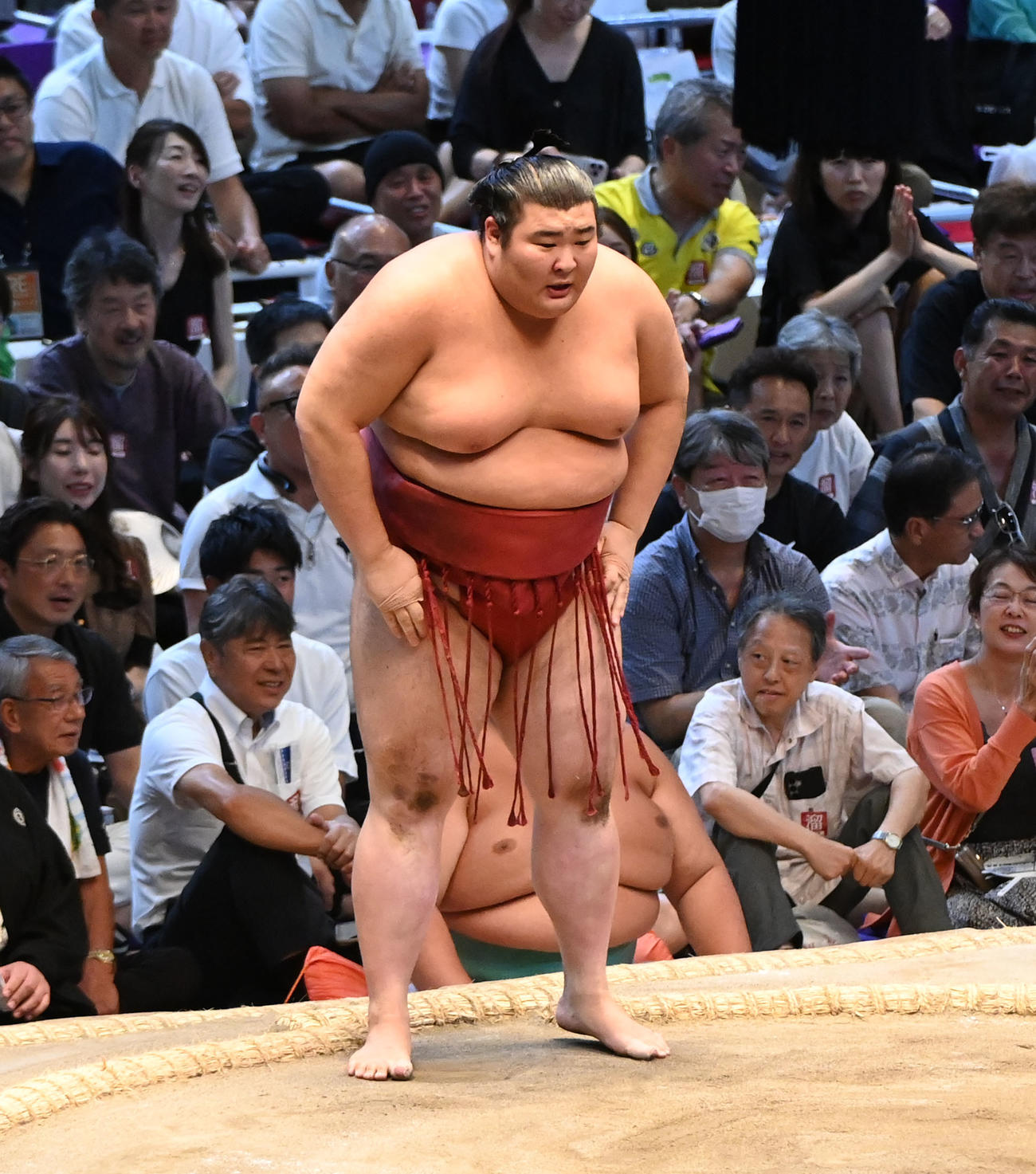 高安に敗れ一礼する熱海富士（撮影・森本幸一）
