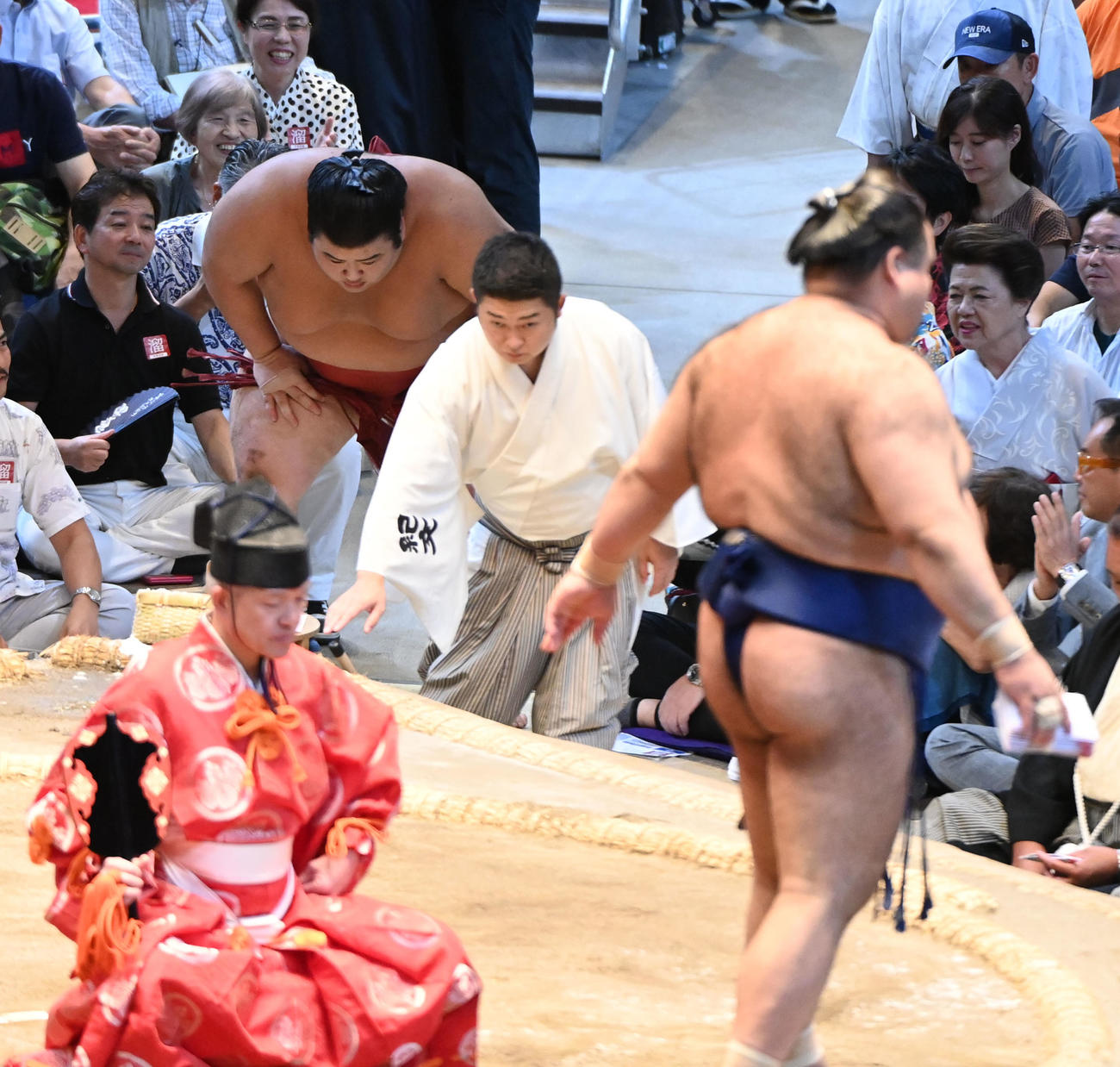 熱海富士（左）は高安に敗れ土俵下で一礼する（撮影・森本幸一）