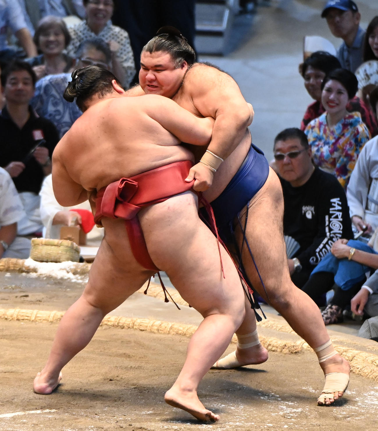 高安（右）は熱海富士を攻める（撮影・森本幸一）