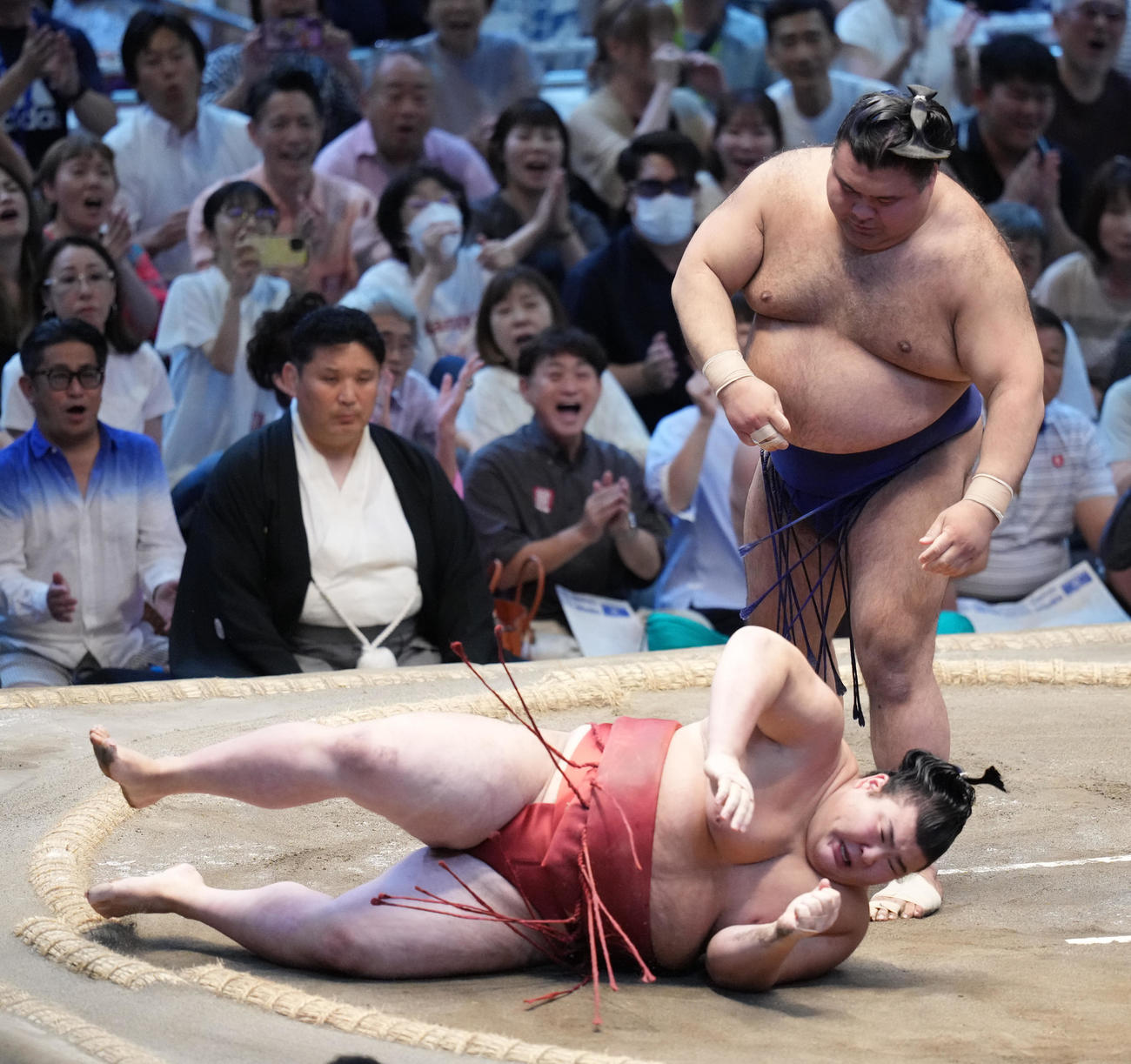 熱海富士（下）は高安に下手投げで敗れる（撮影・小沢裕）