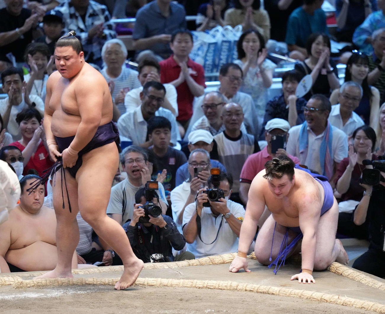 草野（左）は安青錦を寄り切りで破る（撮影・小沢裕）