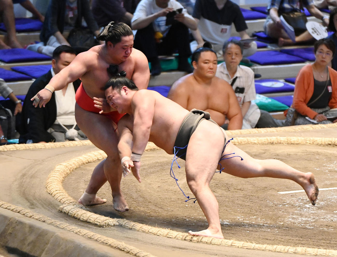 石崎（右）は宮乃風を押し出しで破る（撮影・森本幸一）