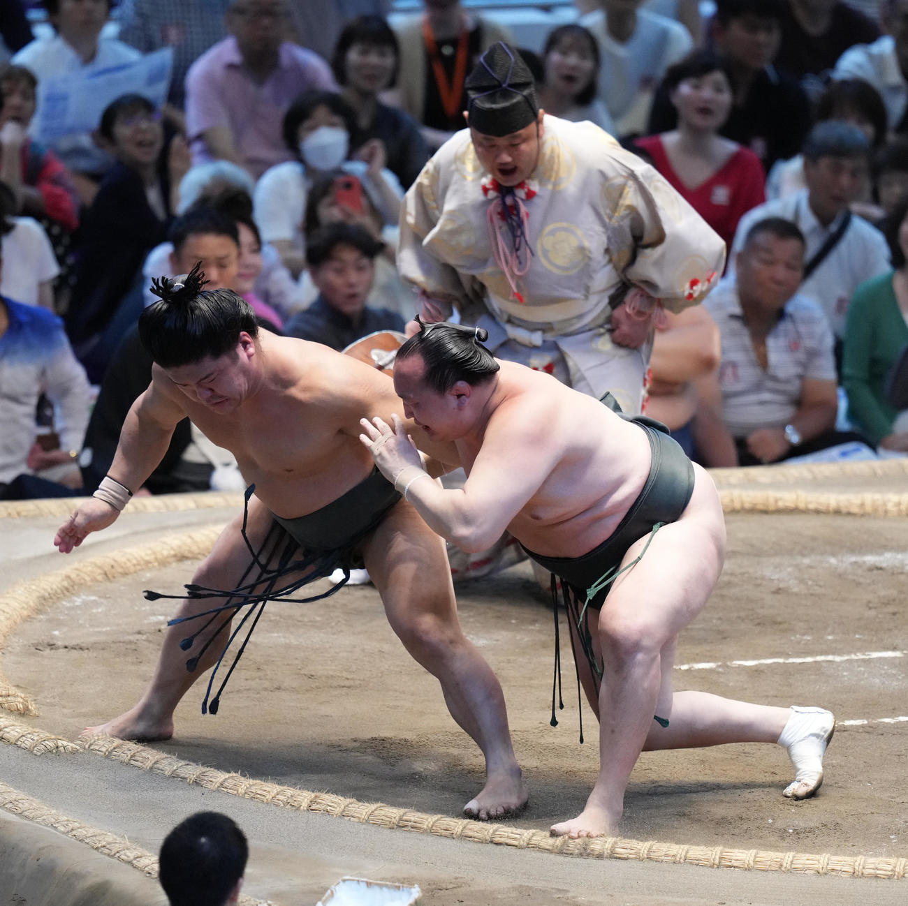 千代翔馬（右）に投げを打つ朝紅龍（撮影・小沢裕）
