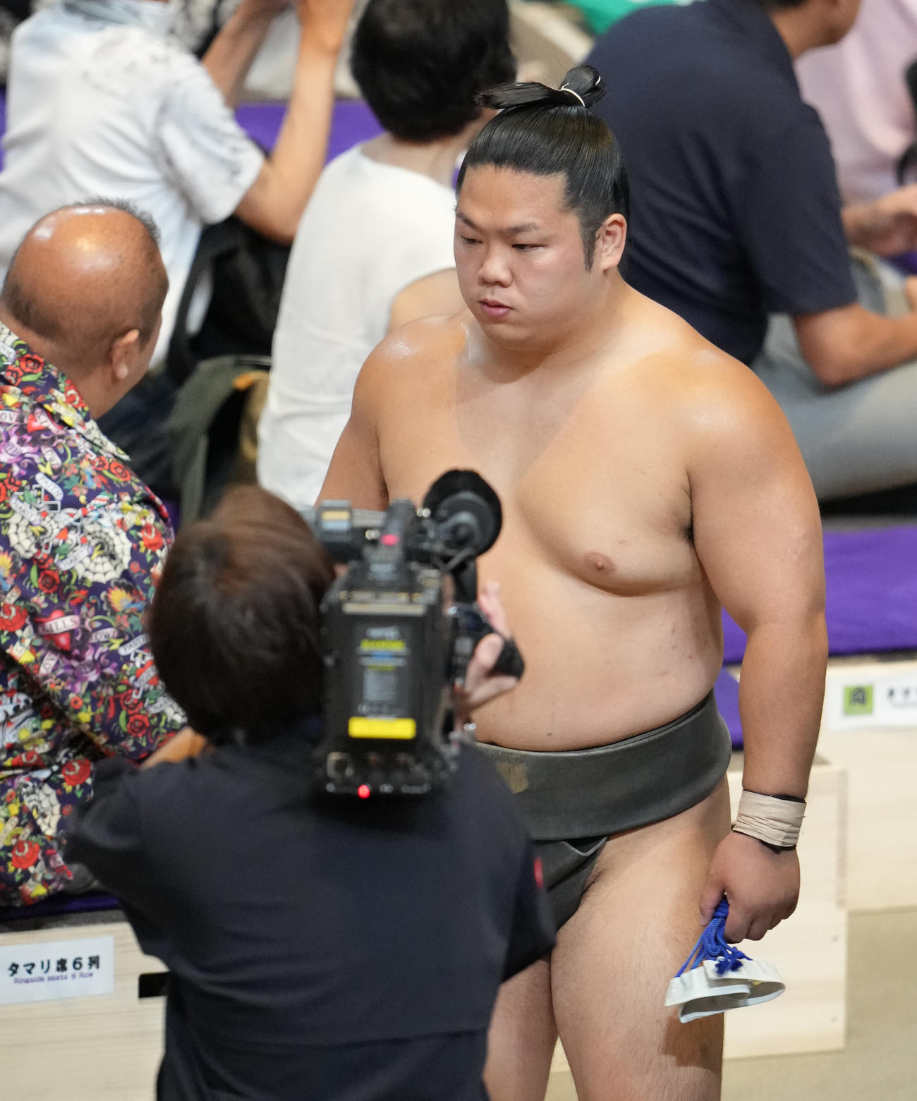 花道を引き揚げる石崎（撮影・小沢裕）