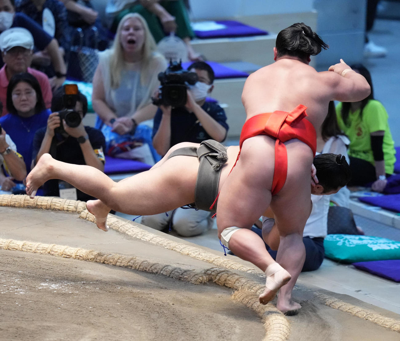 石崎は宮乃風（手前）を押し出しで破る（撮影・小沢裕）
