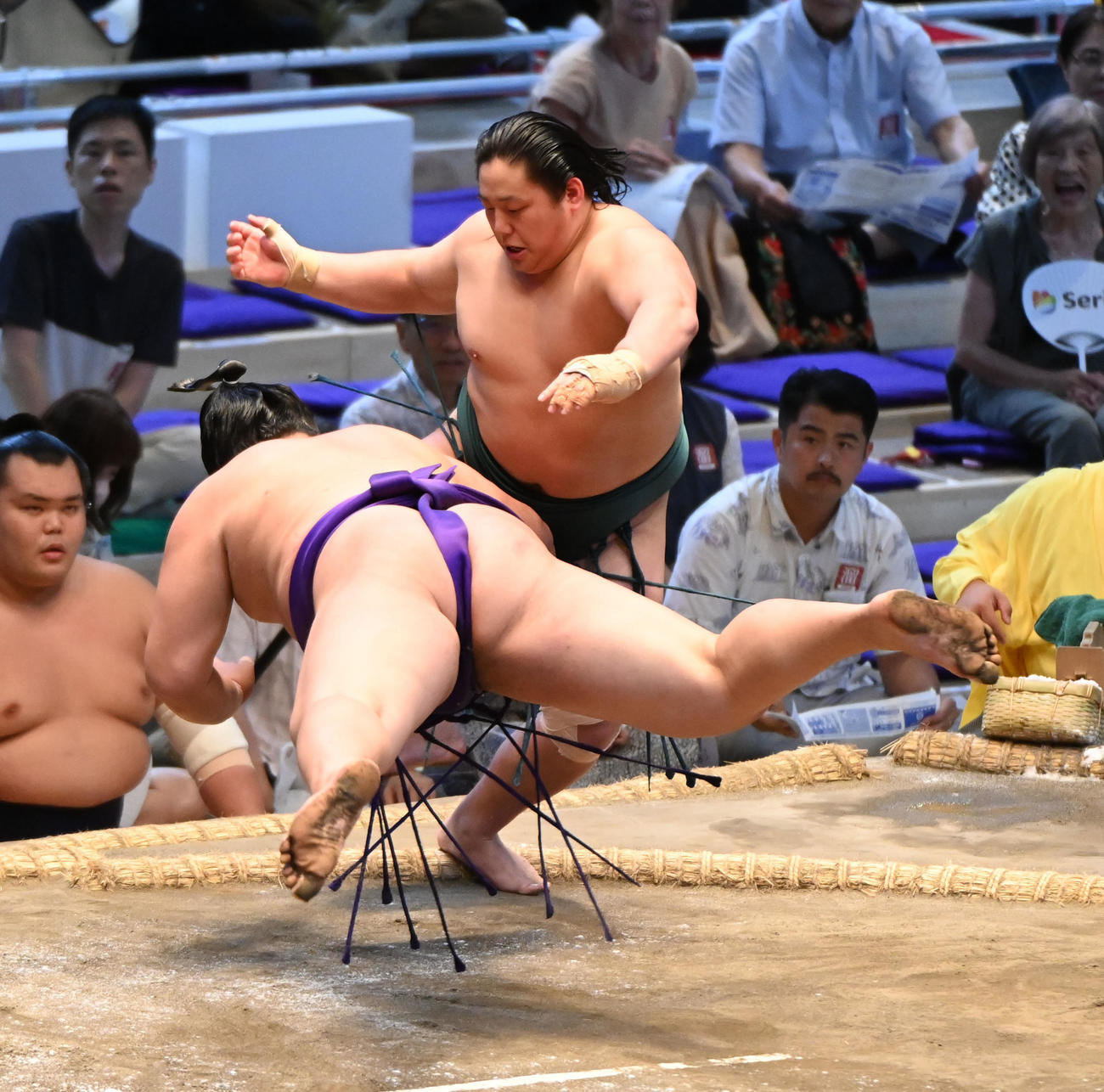 三田（右）は大青山をはたき込みで破る（撮影・森本幸一）