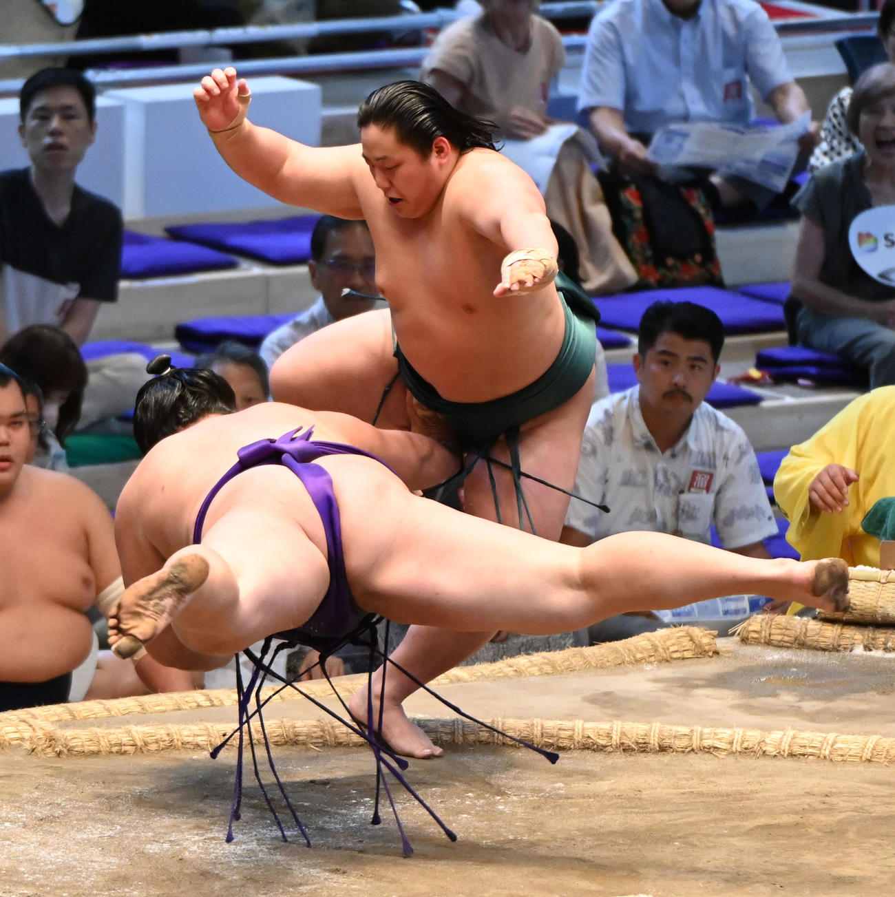 三田（右）は大青山をはたき込みで破る（撮影・森本幸一）